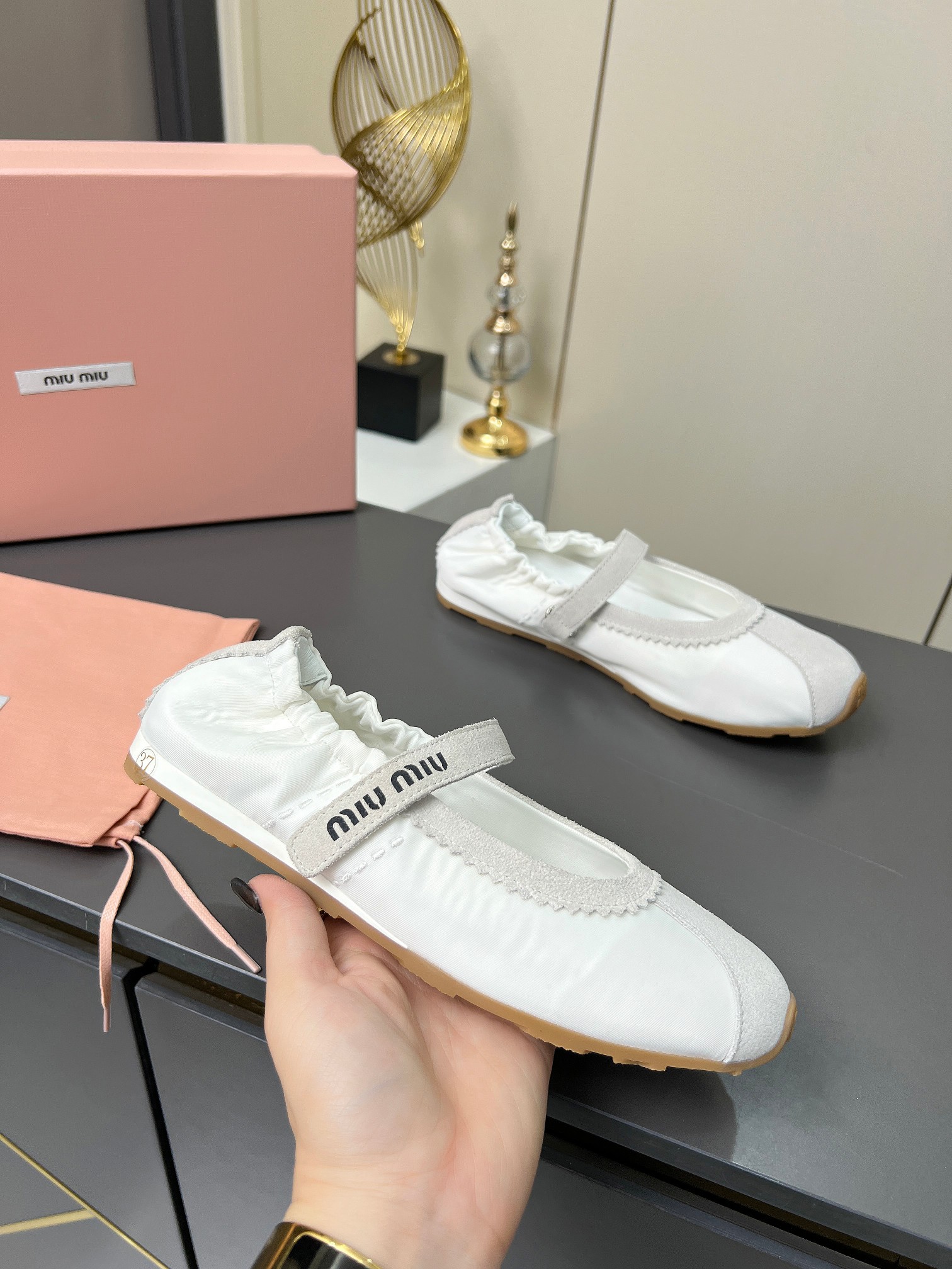 NO:265338,Miumiu ·Miumiu 25ss Spring and Summer New Velcro Elastic Ballet Shoes Mary Jane Sandals Single Shoes Casual Sports Shoes This Velcro ballet flat shoes, Mary Jane’s design buckle is made of Velcro, which is easy to put on and take off. It not only highlights its delicate differences, but also shows the exquisite details. The official spring and summer show new style is fashionable and versatile, and it can be salty and sweet, and it does not polish the feet at all. Whether worn barefoot or with socks, it will reduce age and be super invincible and versatile!  Fabric beef reverse velvet/cowhide inner lining sheepskin inner lining original molded rubber sole size 35--40, ballet shoes, miumiu, sandals, mary jane, flats, sneakers, cowhide, sheepskin, socks19860909miumiu·缪缪25ss春夏新款魔术贴松紧芭蕾鞋玛丽珍凉鞋单鞋休闲运动鞋 这款魔术贴芭蕾平底鞋,玛丽珍设计扣带采用魔术贴 易穿脱 不仅突显出其细腻差异,更展现了精致至极的细节. 官方春夏走秀新款,时髦百搭·即可咸又可甜·一点也不磨脚 无论光脚穿还是搭配袜子穿都超级减龄 超级无敌百搭！ 面料牛反绒/牛皮 内里羊皮内里 大底原版开模橡胶底 码数35--40,,芭蕾舞鞋,miumiu,sandals,mary jane,flats,sneakers,cowhide,sheepskin,socks,Women's Shoes