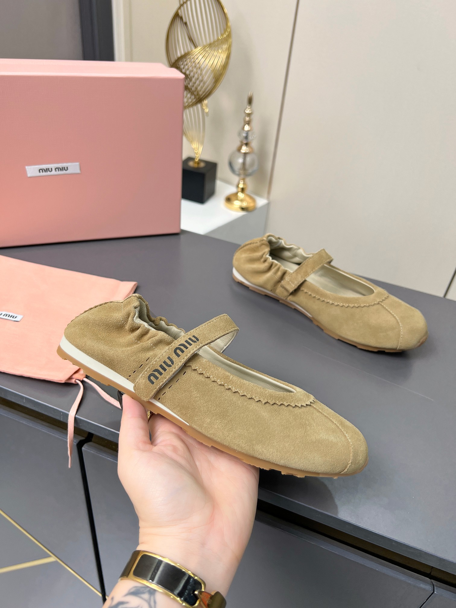 NO:443366,Miumiu ·Miumiu 25ss Spring and Summer New Velcro Elastic Ballet Shoes Mary Jane Sandals Single Shoes Casual Sports Shoes This Velcro ballet flat shoes, Mary Jane’s design buckle is made of Velcro, which is easy to put on and take off. It not only highlights its delicate differences, but also shows the exquisite details. The official spring and summer show new style is fashionable and versatile, and it can be salty and sweet, and it does not polish the feet at all. Whether worn barefoot or with socks, it will reduce age and be super invincible and versatile!  Fabric beef reverse velvet/cowhide inner lining sheepskin inner lining original molded rubber sole size 35--40, ballet shoes, miumiu, sandals, mary jane, flats, sneakers, cowhide, sheepskin, socks19860909miumiu·缪缪25ss春夏新款魔术贴松紧芭蕾鞋玛丽珍凉鞋单鞋休闲运动鞋 这款魔术贴芭蕾平底鞋,玛丽珍设计扣带采用魔术贴 易穿脱 不仅突显出其细腻差异,更展现了精致至极的细节. 官方春夏走秀新款,时髦百搭·即可咸又可甜·一点也不磨脚 无论光脚穿还是搭配袜子穿都超级减龄 超级无敌百搭！ 面料牛反绒/牛皮 内里羊皮内里 大底原版开模橡胶底 码数35--40,,芭蕾舞鞋,miumiu,sandals,mary jane,flats,sneakers,cowhide,sheepskin,socks,Women's Shoes