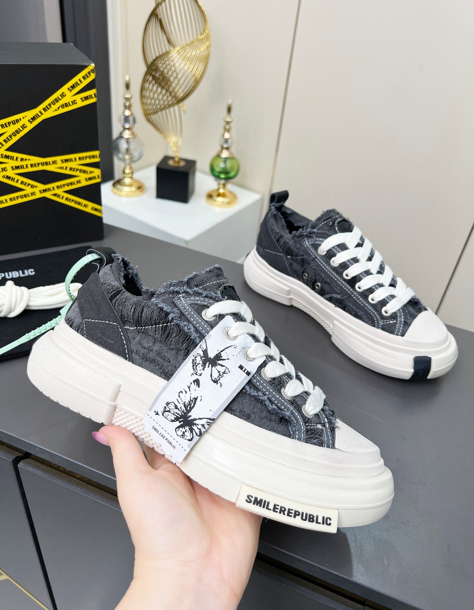 NO:348201,Real price will not be given any profit!  Tan Jianci smiled with light shoes. There are so many trendy celebrities and internet celebrities. They are so cool when they are on their feet, whether they are good or comfortable, they will shine. They really can't resist it!  !  I would like to call this pair of shoes a very versatile shoe with thick sole shoes. The shoes are really big!  It looks like wearing a boat and showing her legs are long and thin on her feet, which makes her look so delicate. The height is about 4cm tall. The front is round and a little cute. The insole is leather. Compared with Wu Jianhao xvessel, I think these feet feel better and more versatile!  Women's Size 35--40, Men's Size 39--45,,19860909实价不让利！ 灯光鞋檀健次开口笑 超多潮人明星网红上脚好酷炫的不论是颜值还是舒适度都yyds还会发光 真的抵抗不了！！ 这双鞋子我愿称作厚底鞋天花板好百搭的一款鞋子,鞋子真的好大！像穿了一条船在脚上巨显腿长和腿细显得好秀气,增高约4cm矮个子福音,前面圆圆的有点可爱 鞋垫是皮的对比吴建豪 xvessel 我觉得这双脚感更好,更百搭！ 女码35--40, 男码39--45,,,Men's shoes