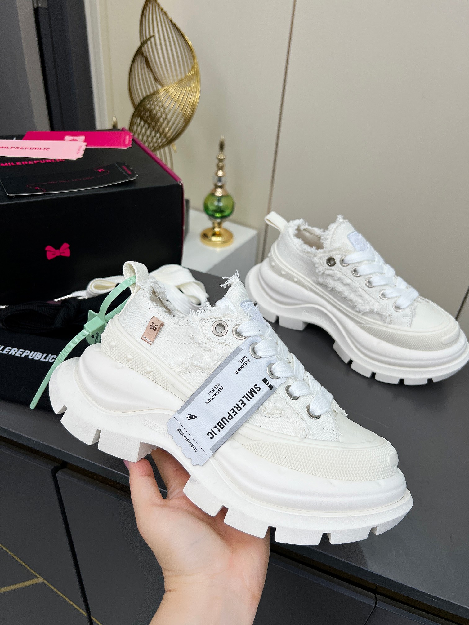 NO:348190,Real price will not be given any profit! Tan Jianci smiled 2.0 series is coming with a heavy hit. The thick sole is as soft as it comes with a spring. The shoe shape makes the whole leg look very delicate. When paired with mid-tube socks, it instantly turns into a college girl. The 7cm sole is light and taller. It feels like the legs are all below the neck. [Perfect] Li Yunrui, Yu Wenwen, Dapeng, Piyou, Su Xing, Liu Genghong, etc. ~ Many celebrities are putting their feet. Women's size 35--40, Men's size 39--45,19860909实价不让利！ 檀健次开口笑2.0系列重磅来袭 厚底软得像是自带弹簧,鞋型把整条腿衬得特别秀气,配中筒袜瞬间变身学院少女,7cm大底轻盈又增高,感觉脖子以下全是腿了 [得意] 李昀锐、于文文、大鹏、痞幼、苏醒、刘畊宏老师等～众多明星纷纷上脚 女码35--40 男码39--45,,Men's shoes