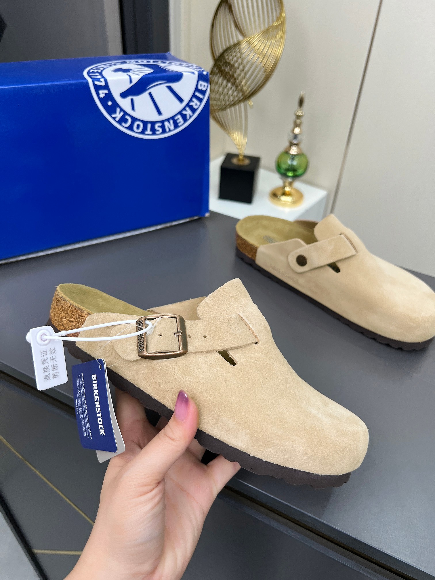 NO:383056,·Birken shoes, half-wrapped bags and second uncle sandals. It is very simple to have no too much decoration, but it has a bit retro flavor, cute and cute, and it looks good when you match it casually!  Consistently minimalist style, without any logo embellishment, easy to hold, loose feel, semi-outsourcing, protecting toes. Ergonomic design, scattering foot pressure, comfortable and full of comfort, and no pressure on the whole day!  The whole pair of shoes seems simple, but the craftsmanship is difficult... The casual and lazy design style can be easily controlled whether it is eight commuting or sunrise. Fashion and comfort coexist. The essential items in summer and spring are just it. Women's size 35--40, men's size 40--45, semi-slippers, sandals, slippers19860909·勃肯鞋,包头半拖、二舅拖凉鞋 没有过多的装饰很简单,但带有点复古味杲萌可爱随意搭配都好看！一贯极简风格 没有任何 logo点缀 轻拿松捏松弛的感秘籍半外包观保护脚趾. 人体工学设分计散脚步压力 舒度适拉满 暴走整一天毫无压力！ 整双鞋子看似简单其实工艺很难…… 随性慵懒的计设风格 无论早是八通勤还是日出常行都能轻松驾驭～时尚与适舒并存～夏春必备单品是就它了 女码35--40, 男码40--45,,半拖拖鞋,sandals,slippers,Women's Shoes