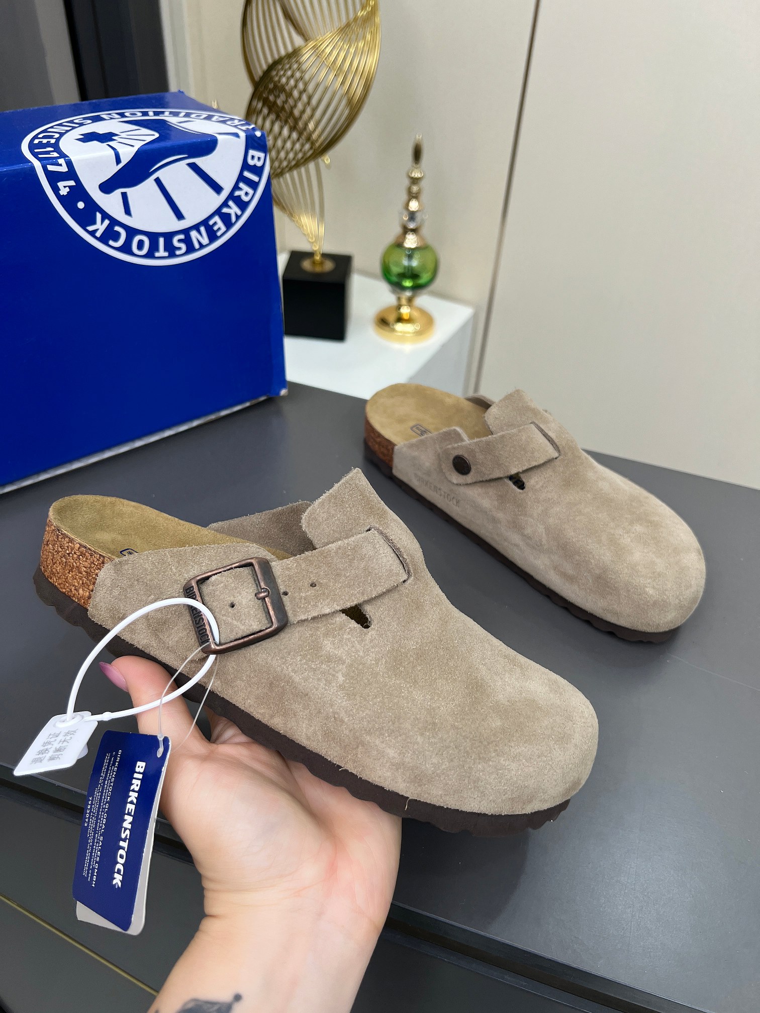 NO:419122,·Birken shoes, half-wrapped bags and second uncle sandals. It is very simple to have no too much decoration, but it has a bit retro flavor, cute and cute, and it looks good when you match it casually!  Consistently minimalist style, without any logo embellishment, easy to hold, loose feel, semi-outsourcing, protecting toes. Ergonomic design, scattering foot pressure, comfortable and full of comfort, and no pressure on the whole day!  The whole pair of shoes seems simple, but the craftsmanship is difficult... The casual and lazy design style can be easily controlled whether it is eight commuting or sunrise. Fashion and comfort coexist. The essential items in summer and spring are just it. Women's size 35--40, men's size 40--45, semi-drag, sandals19860909·勃肯鞋,包头半拖、二舅拖凉鞋 没有过多的装饰很简单,但带有点复古味杲萌可爱随意搭配都好看！一贯极简风格 没有任何 logo点缀 轻拿松捏松弛的感秘籍半外包观保护脚趾. 人体工学设分计散脚步压力 舒度适拉满 暴走整一天毫无压力！ 整双鞋子看似简单其实工艺很难…… 随性慵懒的计设风格 无论早是八通勤还是日出常行都能轻松驾驭～时尚与适舒并存～夏春必备单品是就它了 女码35--40, 男码40--45,,半拖,sandals,Women's Shoes