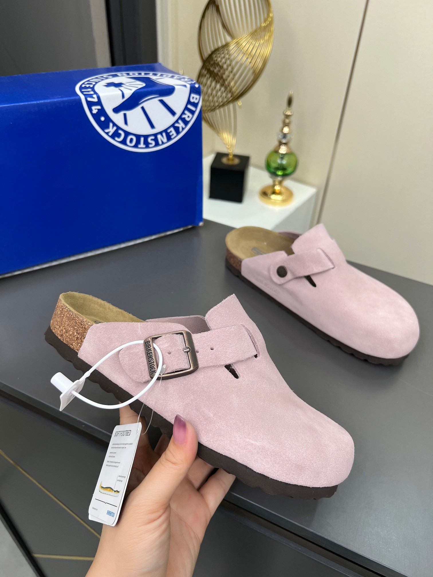 NO:383051,·Birken shoes, half-wrapped bags and second uncle sandals. It is very simple to have no too much decoration, but it has a bit retro flavor, cute and cute, and it looks good when you match it casually!  Consistently minimalist style, without any logo embellishment, easy to hold, loose feel, semi-outsourcing, protecting toes. Ergonomic design, scattering foot pressure, comfortable and full of comfort, and no pressure on the whole day!  The whole pair of shoes seems simple, but the craftsmanship is difficult... The casual and lazy design style can be easily controlled whether it is eight commuting or sunrise. Fashion and comfort coexist. The essential items in summer and spring are just it. Women's size 35--40, semi-slippers, sandals, slippers19860909·勃肯鞋,包头半拖、二舅拖凉鞋 没有过多的装饰很简单,但带有点复古味杲萌可爱随意搭配都好看！一贯极简风格 没有任何 logo点缀 轻拿松捏松弛的感秘籍半外包观保护脚趾. 人体工学设分计散脚步压力 舒度适拉满 暴走整一天毫无压力！ 整双鞋子看似简单其实工艺很难…… 随性慵懒的计设风格 无论早是八通勤还是日出常行都能轻松驾驭～时尚与适舒并存～夏春必备单品是就它了 女码35--40,,半拖拖鞋,sandals,slippers,Women's Shoes