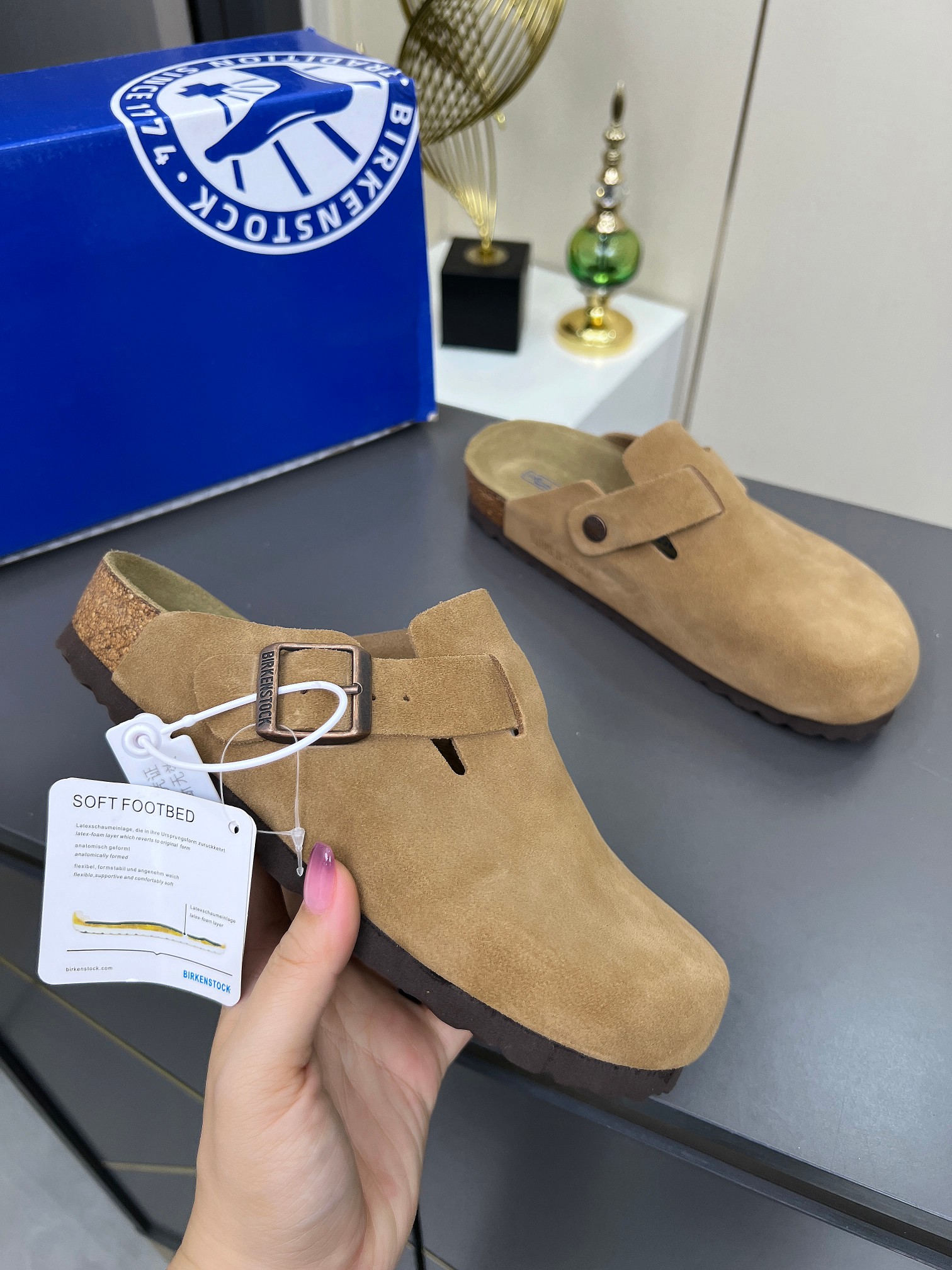 NO:383047,·Birken shoes, half-wrapped bags and second uncle sandals. It is very simple to have no too much decoration, but it has a bit retro flavor, cute and cute, and it looks good when you match it casually!  Consistently minimalist style, without any logo embellishment, easy to hold, loose feel, semi-outsourcing, protecting toes. Ergonomic design, scattering foot pressure, comfortable and full of comfort, and no pressure on the whole day!  The whole pair of shoes seems simple, but the craftsmanship is difficult... The casual and lazy design style can be easily controlled whether it is eight commuting or sunrise. Fashion and comfort coexist. The essential items in summer and spring are just it. Women's size 35--40, men's size 40--45, semi-slippers, sandals, slippers19860909·勃肯鞋,包头半拖、二舅拖凉鞋 没有过多的装饰很简单,但带有点复古味杲萌可爱随意搭配都好看！一贯极简风格 没有任何 logo点缀 轻拿松捏松弛的感秘籍半外包观保护脚趾. 人体工学设分计散脚步压力 舒度适拉满 暴走整一天毫无压力！ 整双鞋子看似简单其实工艺很难…… 随性慵懒的计设风格 无论早是八通勤还是日出常行都能轻松驾驭～时尚与适舒并存～夏春必备单品是就它了 女码35--40, 男码40--45,,半拖拖鞋,sandals,slippers,Women's Shoes