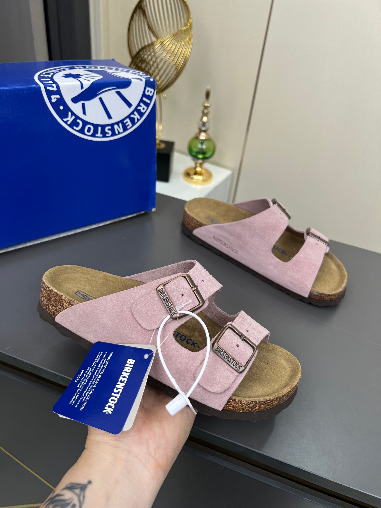 NO:383065,·Birken shoes, half-shoes for bags and second uncle sandals. It is very simple to have no too much decoration, but it has a bit retro flavor, cute and cute, and it looks good when you match it casually!  Consistently minimalist style, without any logo embellishment, easy to hold, loose feel, semi-outsourcing, protecting toes. Ergonomic design, scattering foot pressure, comfortable and full of comfort, and no pressure on the whole day!  The whole pair of shoes seems simple, but the craftsmanship is difficult... The casual and lazy design style can be easily controlled whether it is eight commuting or sunrise. Fashion and comfort coexist. The essential items in summer and spring are just it. Women's size 35--40, semi-slippers, sandals, slippers19860909·勃肯鞋,包头半鞋、二舅拖凉鞋 没有过多的装饰很简单,但带有点复古味杲萌可爱随意搭配都好看！一贯极简风格 没有任何 logo点缀 轻拿松捏松弛的感秘籍半外包观保护脚趾. 人体工学设分计散脚步压力 舒度适拉满 暴走整一天毫无压力！ 整双鞋子看似简单其实工艺很难…… 随性慵懒的计设风格 无论早是八通勤还是日出常行都能轻松驾驭～时尚与适舒并存～夏春必备单品是就它了 女码35--40,,半拖拖鞋,sandals,slippers,Women's Shoes