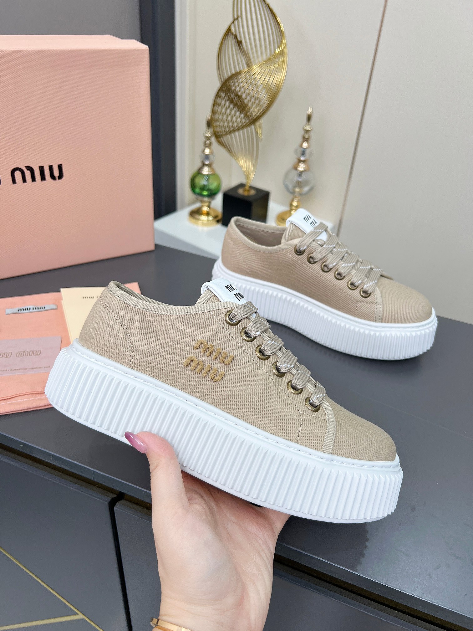 NO:354174,Real price will not be given any profit!  Miumiu 2025 spring and summer fashion new product, thick-soled, lightweight and high-heighted small white shoes reflect the bold characteristics of Miu Miu, showing the charm of women, simple lines, unique logo embellished by the tongue, modern style simple and high-end, easy to match, showing the women's style with semi-wheel/single shoes, 2 options Fabrics: original customized high-density canvas, inner lining, original soft sheepskin inner lining, insole, movable latex sheepskin insole, original open mold, anti-slip and wear-resistant TPU material, bottom thickness 4cm, size number of women's size 35--40,,miumiu, sheepskin19860909实价不让利！缪缪·miumiu2025春夏时尚新品,厚底轻便增高小白鞋体现了Miu Miu 的大胆特色,尽展女士魅力,简约线条 ,别致徽标饰于鞋舌点缀,现代风格简约高级 轻松搭配,尽显女士风彩有半拖/单鞋,2种选择 面料: 原版定制高密度帆布 内里原版柔软羊皮内里 鞋垫活动乳胶羊皮鞋垫 鞋底原版开模防滑耐磨TPU材质 底厚4cm 码数女码35--40,,miumiu,sheepskin,Men's shoes