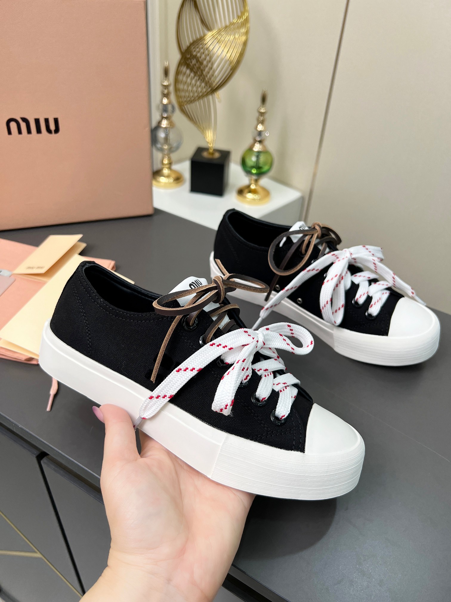 NO:354158,Real price will not be given any profit!  Miumiu 2025 spring and summer fashion new product, thick-soled, lightweight and high-heighted small white shoes reflect the bold characteristics of Miu Miu, showing the charm of women, simple lines, unique logo embellished by the tongue, modern style simple and high-end, easy to match, showing the women's style with semi-wheel/single shoes, 2 options Fabrics: original customized high-density canvas, inner lining, original soft sheepskin inner lining, insole, movable latex sheepskin insole, original open mold, anti-slip and wear-resistant TPU material, bottom thickness 4cm, size number of women's size 35--40,,,miumiu, sheepskin19860909实价不让利！缪缪·miumiu2025春夏时尚新品,厚底轻便增高小白鞋体现了Miu Miu 的大胆特色,尽展女士魅力,简约线条 ,别致徽标饰于鞋舌点缀,现代风格简约高级 轻松搭配,尽显女士风彩有半拖/单鞋,2种选择 面料: 原版定制高密度帆布 内里原版柔软羊皮内里 鞋垫活动乳胶羊皮鞋垫 鞋底原版开模防滑耐磨TPU材质 底厚4cm 码数女码35--40,,,miumiu,sheepskin,Men's shoes