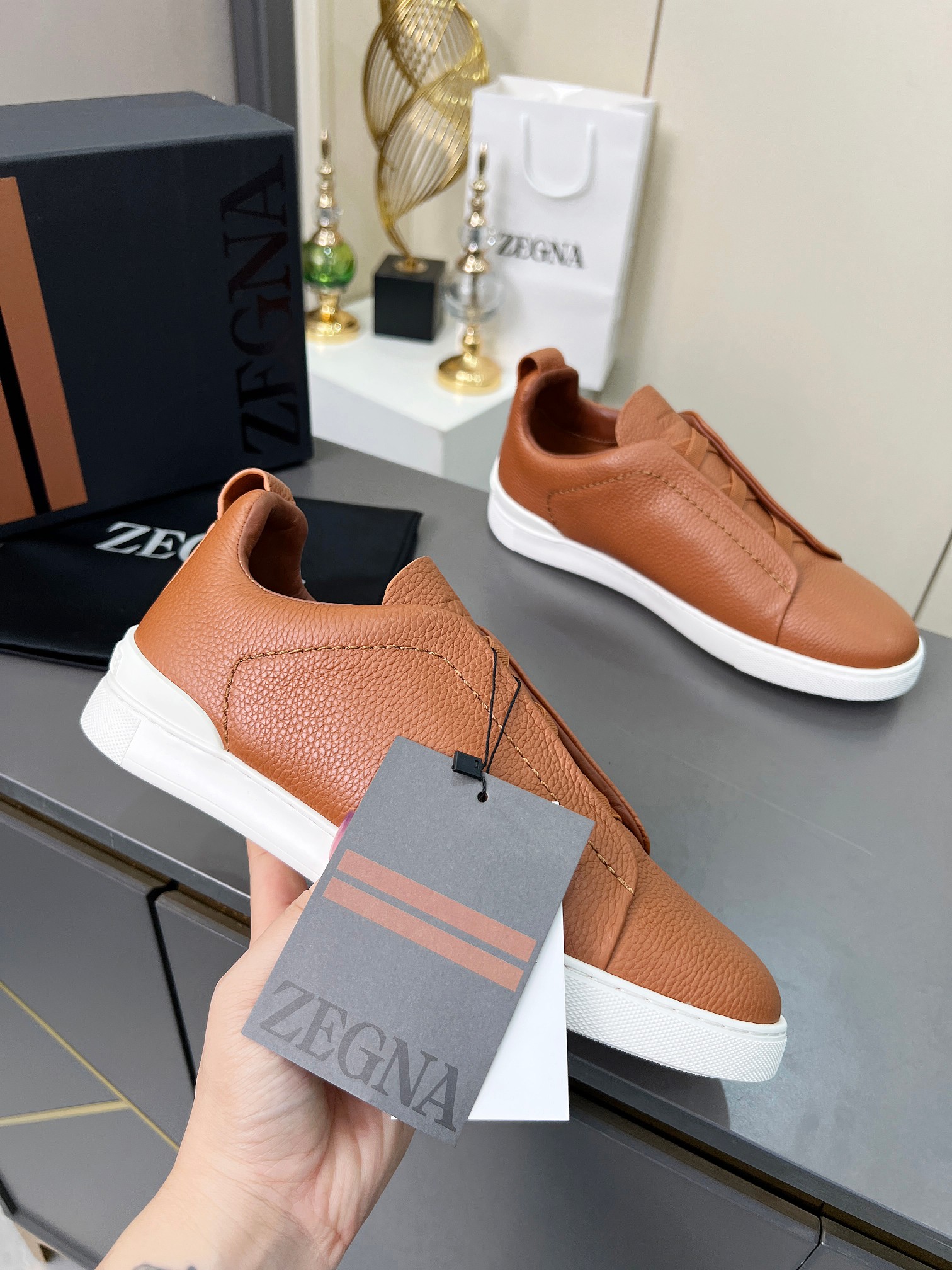 NO:419975,ERMENEGILDO ZEGNA Cute shoes for men COUTURE Triple Stitch Limited sports shoes Triple Stitch is an exquisite casual shoes with iconic triple cross elastic details, inspired by triple hand-stitched stitching, demonstrating the long-standing heritage of Zegna. Leather lining beige adopts a shoe shape with a light texture, equipped with a flexible TPU outsole, which is easy to put on and take off, and is comfortable. The heel is decorated with iconic Ermenegildo Zegna XXX logo details, highlighting the brand style High-quality top layer lychee pattern cowhide fabric Cowhide inner lining and cowhide insole Lightweight TPU outsole Men's size 39--45,  The size can be customized for 46, 47, loafers, zegna, loafers, sneakers, cowhide19860909ERMENEGILDO ZEGNA 杰尼亚休闲鞋男鞋 COUTURE Triple Stitch 运动鞋限量款 Triple Stitch 是一款精致的休闲鞋履,饰有标志性三重交叉松紧细节,灵感源于三重手缝线迹造型,彰显了杰尼亚的悠久传承.皮革衬里米色 采用便鞋鞋型且质感轻盈,配有灵活的TPU外底,穿脱轻松,舒适不凡.后跟饰有标志性 Ermenegildo Zegna XXX 标识细节,彰显品牌风范 优质头层荔枝纹牛皮面料 牛皮内里、牛皮鞋垫 轻便TPU大底 男码39--45, 码数可以定做46、47,乐福鞋,zegna,loafers,sneakers,cowhide,Women's Shoes