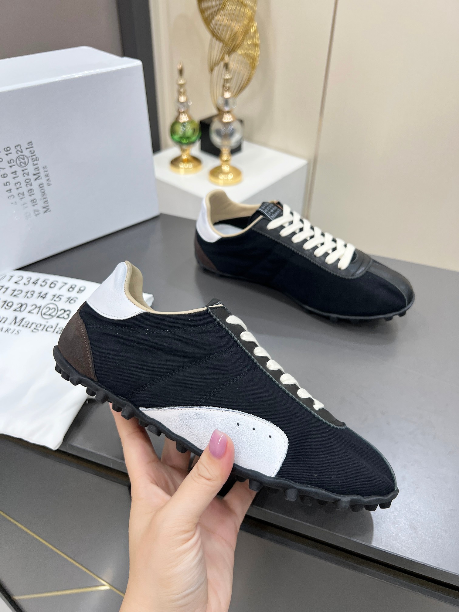 NO:419951,High-version 35--45 couples | Dexun casual board shoes and nail shoes Continue the brand's unique deconstructive aesthetics, the new Maison Margiela spring and summer series is on the shelves!  The outline of the new Sprinters sneakers is made of old-fashioned nylon and retro-treated suede, inspired by retro running shoes. Through old-fashioned, stitching, splicing and other processes, it gives the item a new life and beauty. The tongue is decorated with a classic digital logo, paired with an anti-slip nail sole, and the tail is decorated with an iconic white stitching logo, full of craftsmanship (with original packaging) Fabric old-fashioned nylon + suede + cowhide splicing Soft inner soft sheepskin insoles movable latex sheepskin insoles original open mold anti-slip and wear-resistant sole size for women 35--40, size for men 39--45, casual shoes/sports shoes, sneakers, cowhide, sheepskin, chamois leather19860909高版本35--45情侣款 ｜德训休闲板鞋钉子鞋 延续品牌独具辨识度的解构主义美学,Maison Margiela 春夏系列新款上架！ 新款Sprinters运动鞋轮廓采用做旧感尼龙与复古处理麂皮制成,灵感来源于复古跑鞋.通过做旧、缝线、拼接等工艺,赋予单品新的生命和美感.舌头饰有经典的数字标志,搭配有防滑的钉状鞋底,鞋尾饰有标志性的白色缝线logo,充满工艺感（配套原版包装） 面料做旧感尼龙+麂皮+牛皮拼接 内里柔软羊皮 鞋垫活动乳胶羊皮鞋垫 鞋底原版开模防滑耐磨底 码数女码35--40, 码数男码39--45,,休闲鞋/运动鞋,sneakers,cowhide,sheepskin,chamois leather,Women's Shoes