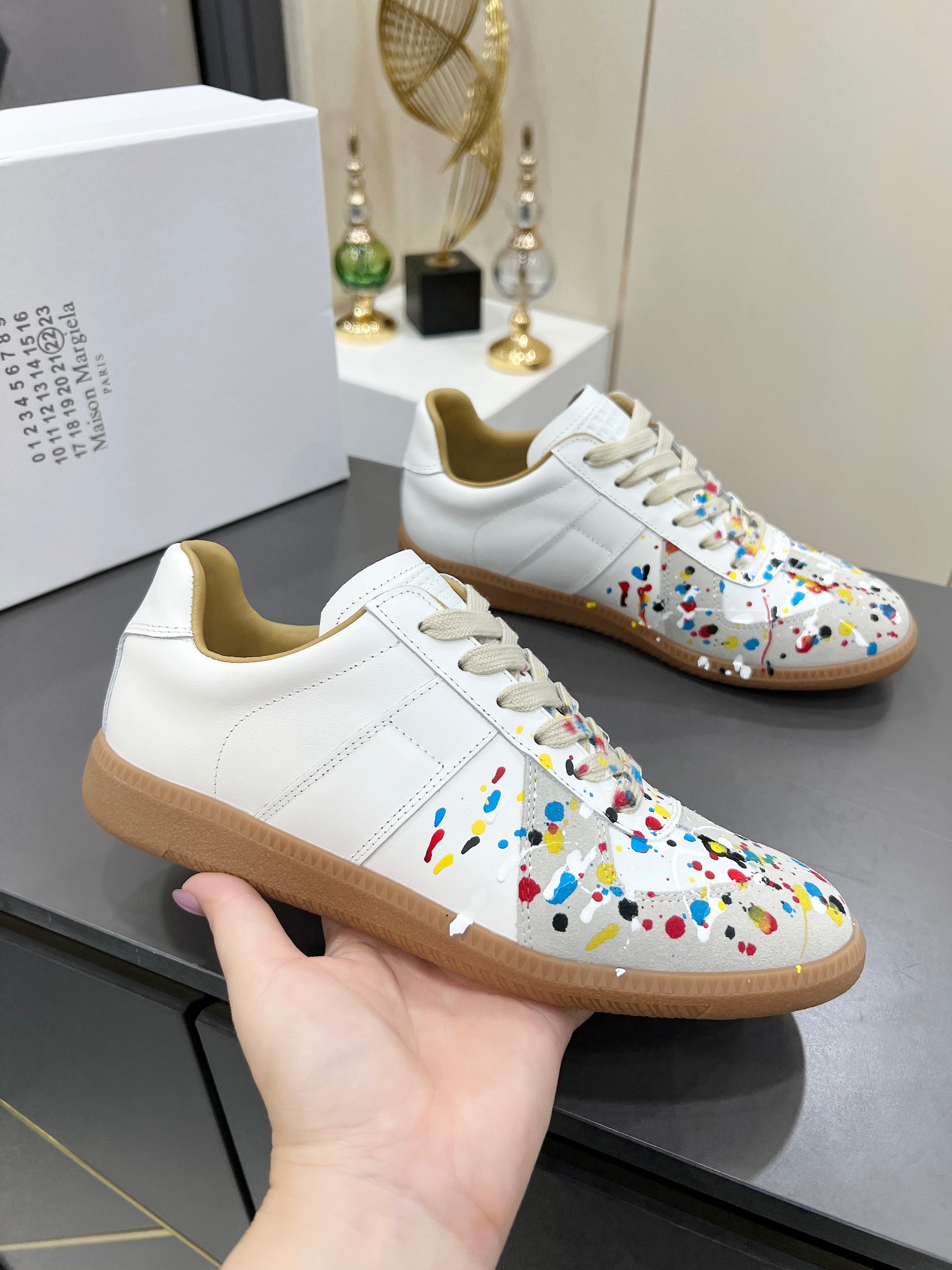 NO:346821,Real price will not be given any profit!  High-version 35--45 couples ｜Dexun casual board shoes, a genius designer brand, a light luxury brand This German training shoe continues the classic T-shaped genuine leather splicing design. After many careful improvements by the design team, it is just to let you experience the most original military flavor~~~ The soft and delicate characteristics are combined with the fashionable and trendy fabric, making it both have super high softness and comfort, while maintaining good breathability. Comfort and texture parallel, and it can easily control any combination of all seasons. Hahaha... It is very versatile~ The upper uses the top layer cowhide splicing cow back velvet, inkjet graffiti technology, simple and retro, and has a more personalized wear... The sole uses a retro Oxford outsole, and the softness is much higher than any other rubber sole shoes. Inkjet graffiti technology, 3 colors Women's size 35--40, Men's size 40--45,,,,cowhide19860909实价不让利！高版本35--45情侣款 ｜德训休闲板鞋,鬼才设计师品牌,一个轻奢品牌 这一款德国训练鞋延续了经典的T形真皮拼接设计,经过设计团队多次的精心改良,只为让您体验最原始的军旅味道~～～ 柔软细腻的特点与时尚潮流的布面相结合,使其既有超高的柔软舒适度,又同时保持不错的透气性能~舒适与质感并行,轻松驾驭四季穿着任何搭配,哈哈哈…上脚很百搭哦～ 鞋面采用头层牛皮拼接牛反绒,喷墨涂鸦工艺,简约复古作旧,更具有个性穿着…鞋底采用复古牛津大底,柔软度远远高于其他任何橡胶底的鞋子 喷墨涂鸦工艺,3个颜色 女码35--40, 男码40--45,,,cowhide,Men's shoes