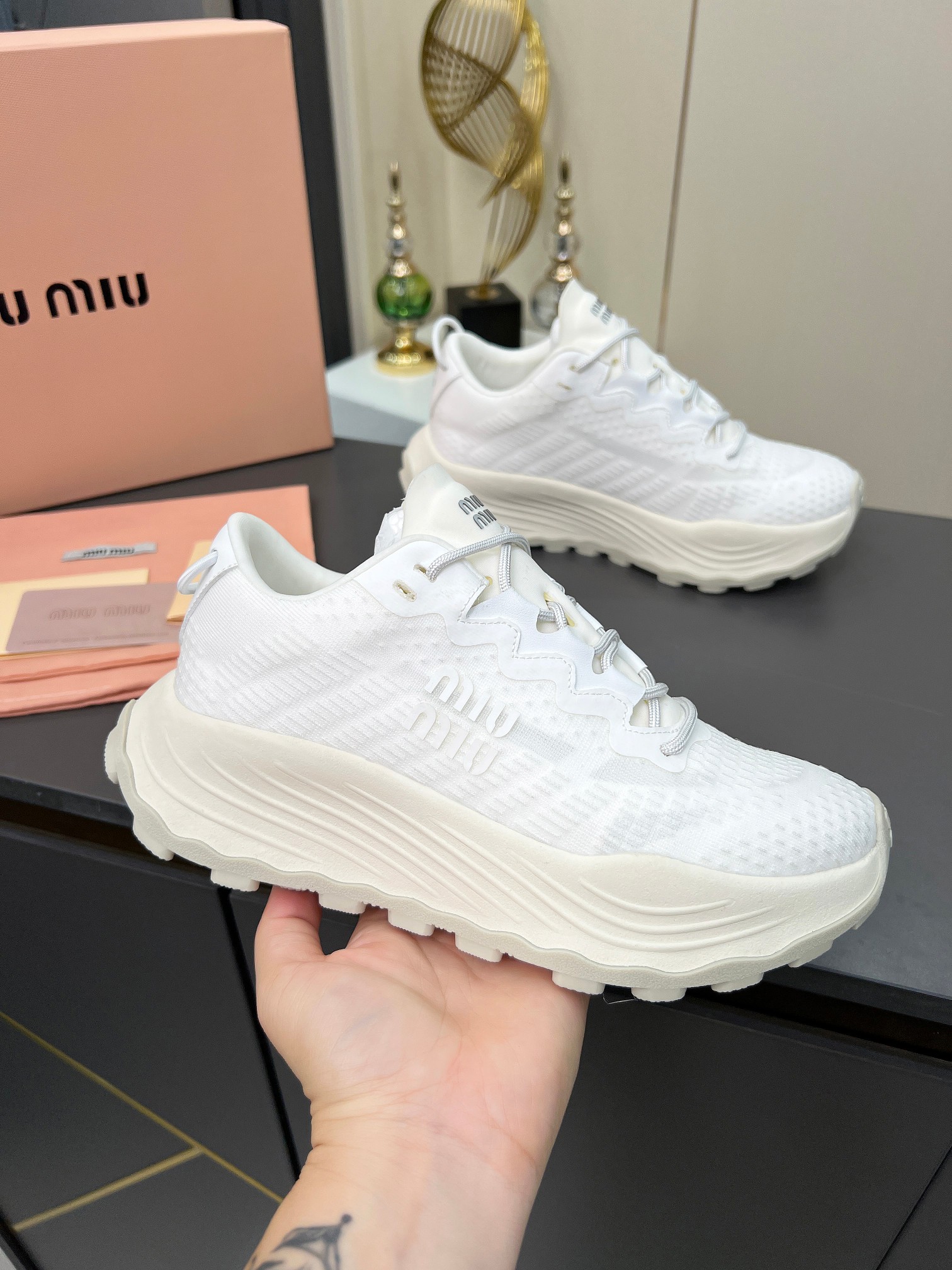 NO:346797,Real price will not be given any profit!  Miumiu·Miao Miu 2025 spring and summer fashion new product, breathable knitted sports mesh shoes, thick sole height, reflecting the bold characteristics of Miu Miu, showing the charm of women, simple lines, unique upper logo decoration, modern style simple and high-end, easy to match, showing the style of women, and the foot is particularly relaxed, comfortable and versatile. Fabric breathable knitted sole TPU light sole, sole 5cm thick, women's size 35--40,,,miumiu19860909实价不让利！miumiu·缪缪2025春夏时尚新品,透气针织运动网鞋,厚底增高,体现了Miu Miu 的大胆特色,尽展女士魅力,简约线条 ,别致鞋面徽标饰,现代风格简约高级 轻松搭配,尽显女士风彩,上脚特别轻松舒适又百搭 面料透气针织 鞋底TPU轻便大底 底厚5cm 女码35--40,,,miumiu,Men's shoes