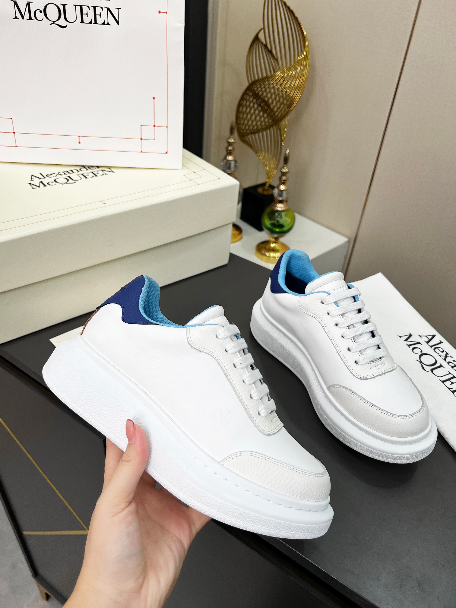 NO:354845,Alexander McQueen·Alexander McQueen Leather Lace-up Round Toe Low Top Life Casual Shoes Couple Shoes!  The latest Milan Fashion Week catwalk model in 2025, with unique and personalized design, super stylish on the feet, and the round head design allows the toes to be fully released. It costs a lot of money, buy multiple double original versions, disassemble and replica. Super hot product, counter quality!  Number of numbers for women 35--40 Number of numbers for men 39--44,,alexander mcqueen19860909Alexander McQueen·亚历山大麦昆 皮革 系带圆头 低帮 生活休闲鞋 情侣鞋！2025最新米兰时装周T台走秀款,独特个性的设计,上脚超有范,圆头的设计让脚趾得到完全的释放.超下血本, 购入多双原版,拆解复刻.超级爆款,专柜品质！ 码数女码 35--40 码数男码 39--44,,alexander mcqueen,Men's shoes