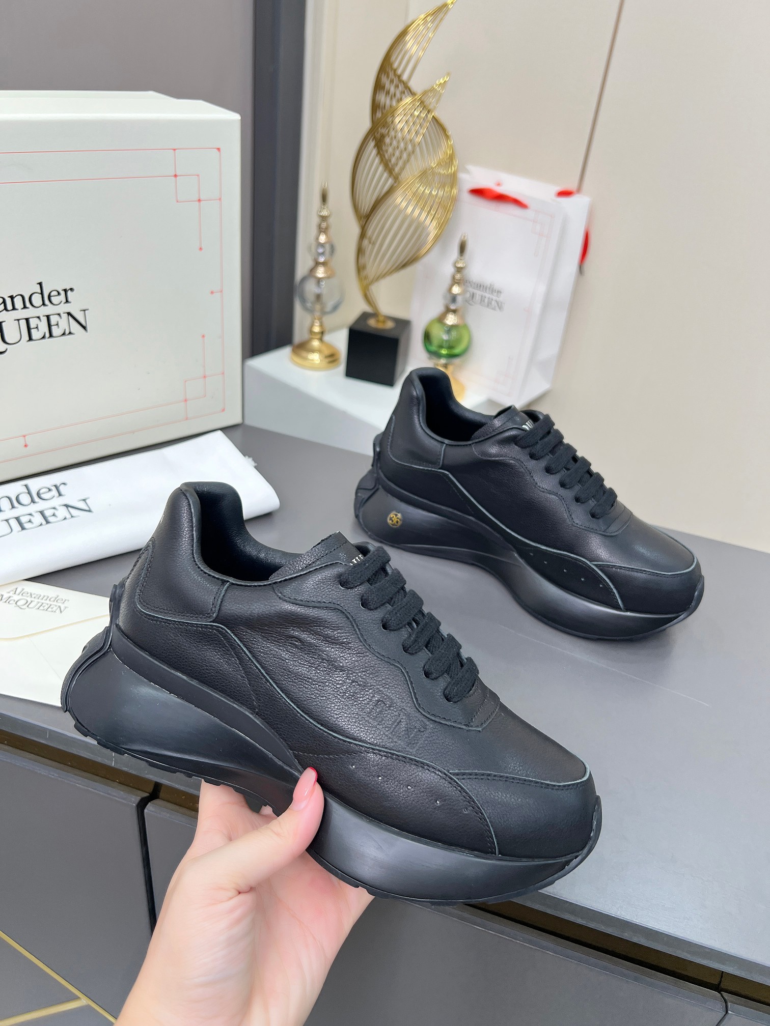 NO:555499,No profit at real price!  Alexander McQueen·Alexander McQueen lace-up round toe low-top lifestyle casual shoes couple shoes 2025 latest Milan Fashion Week T-stage catwalk style, unique and personalized design, super classy upper foot, round toe design allows the toes to be completely released. At a very low cost, I purchased multiple pairs of the original version, disassembled and reproduced. Super hot style, counter quality!  Material first layer of cowhide, lining of sheepskin lining, insole of movable sheepskin, latex insole, original molded vacuum outsole, size for women 35--40, size for men 39--44,,,alexander mcqueen,cowhide,sheepskin19860909实价不让利！Alexander McQueen·亚历山大麦昆系带圆头 低帮 生活休闲鞋 情侣鞋2025最新米兰时装周T台走秀款,独特个性的设计,上脚超有范,圆头的设计让脚趾得到完全的释放.超下血本, 购入多双原版,拆解复刻.超级爆款,专柜品质！ 面料头层牛皮 内里羊皮内里 鞋垫活动羊皮乳胶鞋垫 大底原版开模抽真空大底 码数女码 35--40, 码数男码 39--44,,,alexander mcqueen,cowhide,sheepskin,Men's shoes