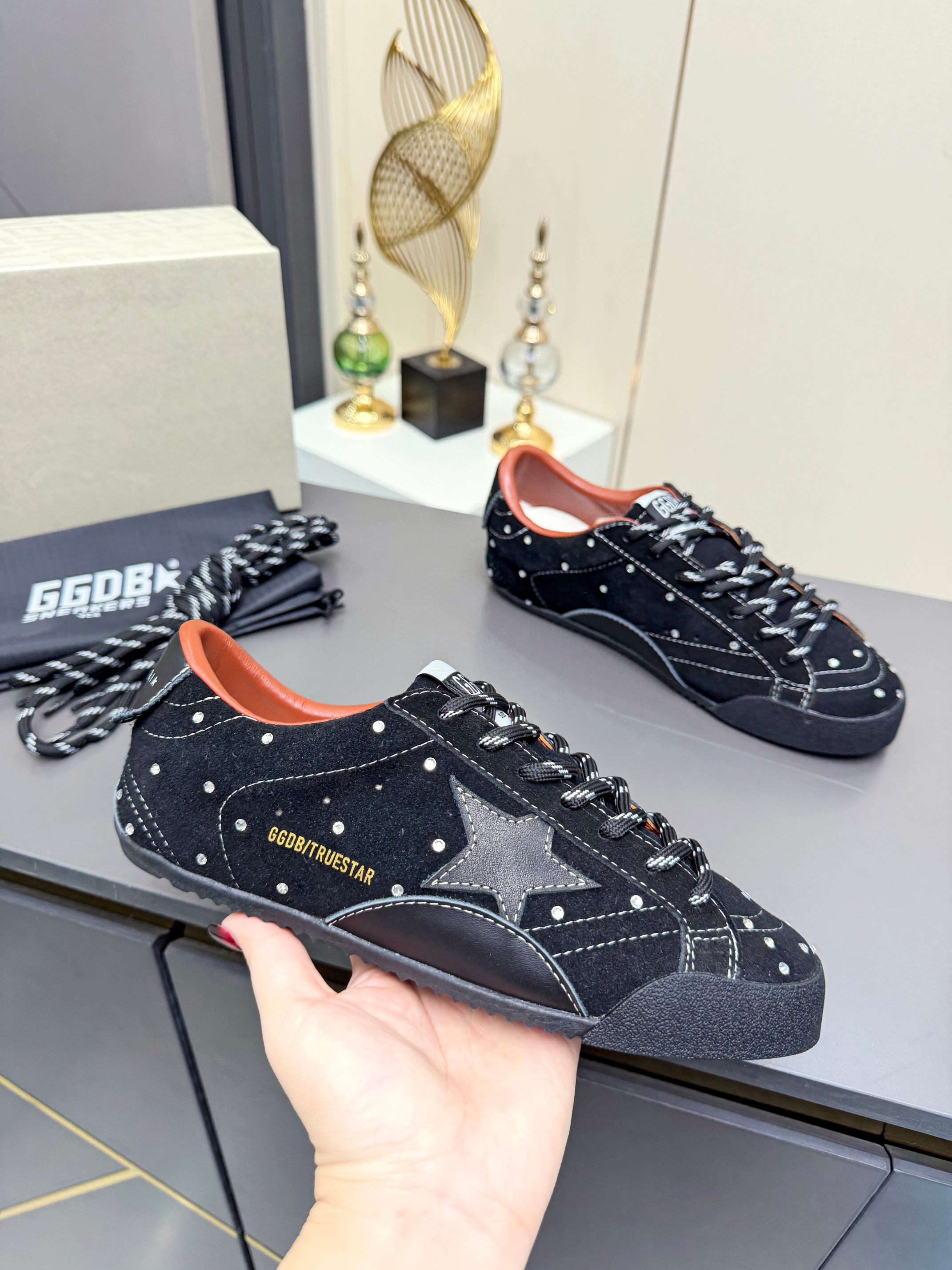 NO:748782,GGDB's latest second-generation star-made dirty shoes are now on the shelves. Golden Goose GGDB versatile two-wear casual shoes with two-color laces pursue 'perfect imperfection', the brand's iconic Lived-in traces of time, old processing and unique star elements. It is the perfect combination of Italian handcrafts and classic appearance. It is not only easy to wear and highly recognizable, but also expresses a true and free attitude. It does not deliberately pursue spotless, casual traces but makes it more comfortable and comfortable. MATERIAL MATERIAL  Fabric imported first-layer cowhide, lining cowhide + terry cloth lining, outsole 1:1 molded TPU outsole, insole increased within 3 cm, movable latex sheepskin insole, women's size 35--40, hot-drilled style, men's size 39--45, hot-drilled style, casual shoes/sports shoes, sneakers, cowhide, sheepskin19860909GGDB二代最新星星作旧小脏鞋新款上架 Golden Goose GGDB百搭两穿休闲鞋双色鞋带,追求“完美的不完美”、品牌标志性的Lived-in 岁月留痕,做旧处理和独特的星星元素,是意大利手作工艺与经典外观的完美结合,不仅好穿辨识度高,表达了一种真实自由的态度,不刻意去追求一尘不染,随性不羁的痕迹反而更舒适自在 MATERIAL 材质 面料进口头层牛皮 内里牛皮+毛巾布内里 大底1:1开模TPU大底 鞋垫3厘米内增高活动乳胶羊皮鞋垫 码数女码 35--40,烫钻款 码数男码 39--45,烫钻款,休闲鞋/运动鞋,sneakers,cowhide,sheepskin,Women's Shoes