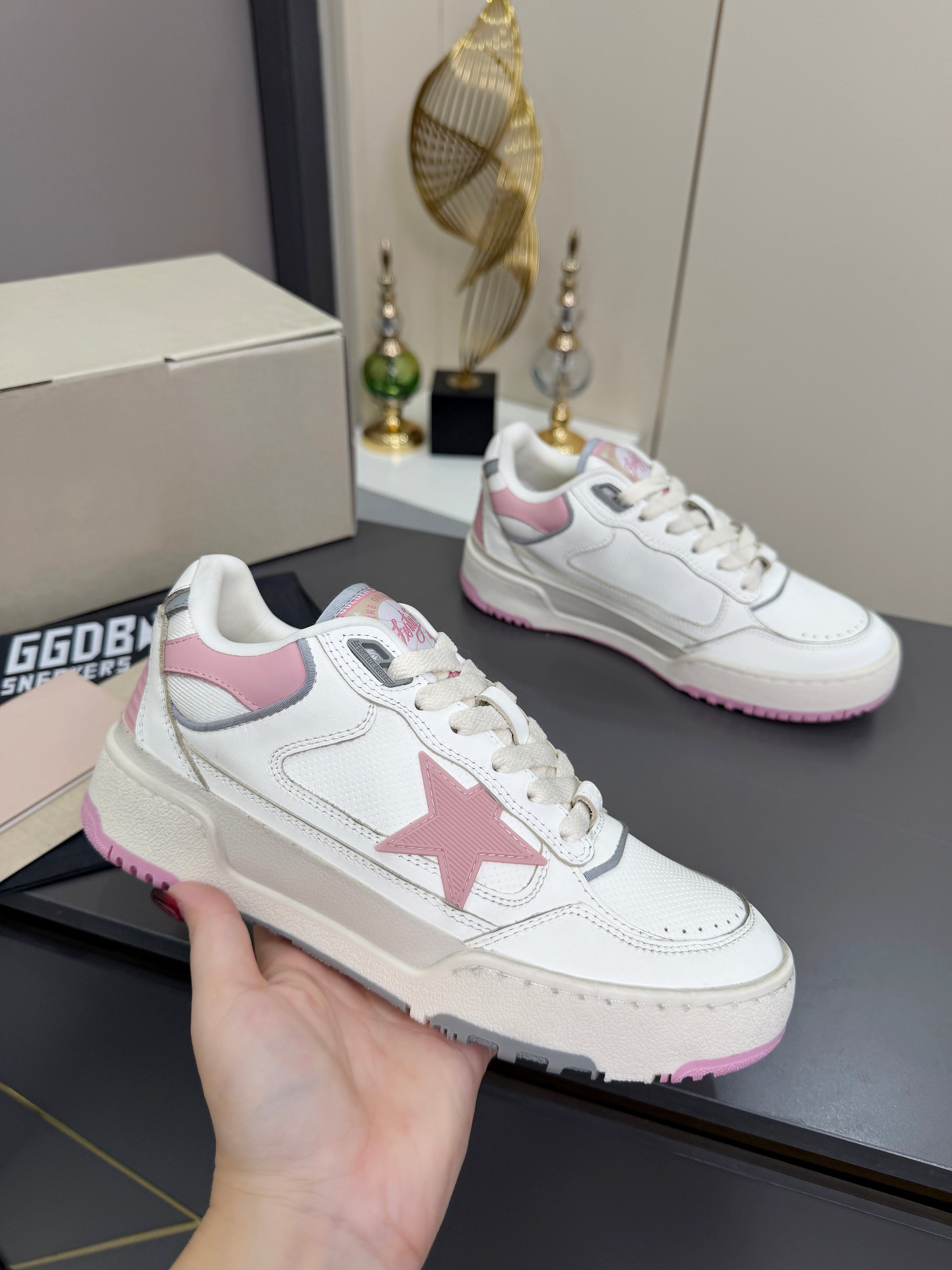 NO:748793,GGDB·Golden Goose Forty2 The latest star-made dirty shoes are now on the shelves. Golden Goose GGDB versatile casual shoes with two-tone soles pursue 'perfect imperfection' and the brand's iconic Lived-in traces of time, distressed processing and unique star elements. It is the perfect combination of Italian handcraftsmanship and classic appearance. It is not only easy to wear and highly recognizable, but also expresses a true and free attitude. It does not deliberately pursue spotless, casual and uninhibited traces but makes it more comfortable and comfortable.  MATERIAL material: imported first-layer cowhide, breathable elastic fabric lining, outsole 1:1 molded TPU outsole, insole 3cm higher, movable latex cowhide insole, women's size 35--40, casual shoes/sports shoes, sneakers, cowhide19860909GGDB·Golden Goose Forty2 最新款星星作旧小脏鞋新款上架 Golden Goose GGDB百搭休闲鞋双色底,追求“完美的不完美”、品牌标志性的Lived-in 岁月留痕,做旧处理和独特的星星元素,是意大利手作工艺与经典外观的完美结合,不仅好穿辨识度高,表达了一种真实自由的态度,不刻意去追求一尘不染,随性不羁的痕迹反而更舒适自在 MATERIAL 材质 面料进口头层牛皮 内里透气弹力布 大底1:1开模TPU大底 鞋垫内增高3cm活动乳胶牛皮鞋垫 码数女码 35--40,,休闲鞋/运动鞋,sneakers,cowhide,Women's Shoes