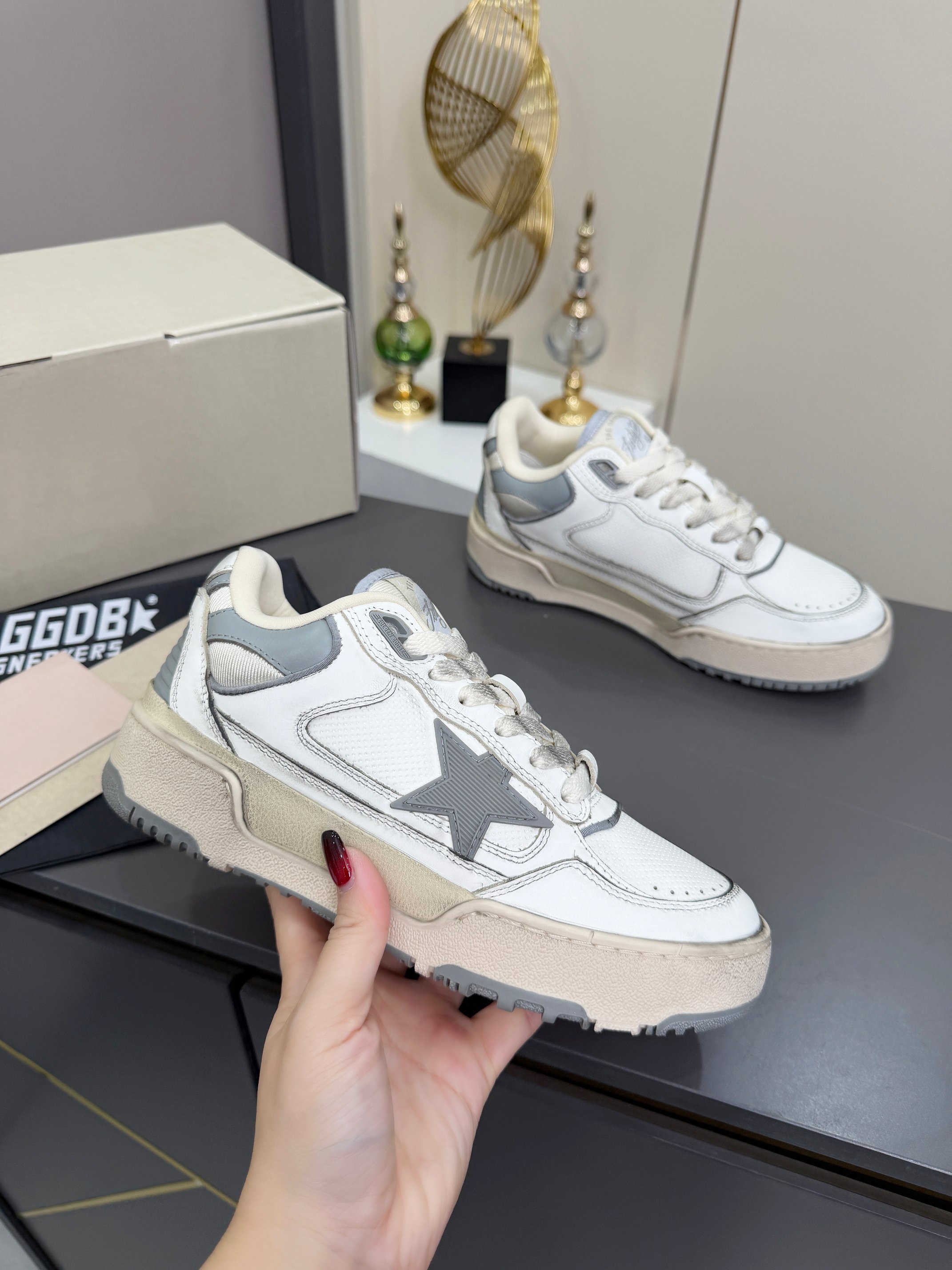 NO:748798,GGDB·Golden Goose Forty2 The latest star-made dirty shoes are now on the shelves. Golden Goose GGDB versatile casual shoes with two-tone soles pursue 'perfect imperfection' and the brand's iconic Lived-in traces of time, distressed processing and unique star elements. It is the perfect combination of Italian handcraftsmanship and classic appearance. It is not only easy to wear and highly recognizable, but also expresses a true and free attitude. It does not deliberately pursue spotless, casual and uninhibited traces but makes it more comfortable and comfortable.  MATERIAL Material: Imported first-layer cowhide, breathable elastic fabric lining, outsole 1:1 molded TPU outsole, insole 3cm higher, movable latex cowhide insole, women's size 35--40, men's size 39--46, casual shoes/sports shoes, sneakers, cowhide19860909GGDB·Golden Goose Forty2 最新款星星作旧小脏鞋新款上架 Golden Goose GGDB百搭休闲鞋双色底,追求“完美的不完美”、品牌标志性的Lived-in 岁月留痕,做旧处理和独特的星星元素,是意大利手作工艺与经典外观的完美结合,不仅好穿辨识度高,表达了一种真实自由的态度,不刻意去追求一尘不染,随性不羁的痕迹反而更舒适自在 MATERIAL 材质 面料进口头层牛皮 内里透气弹力布 大底1:1开模TPU大底 鞋垫内增高3cm活动乳胶牛皮鞋垫 码数女码 35--40, 码数男码 39--46,,休闲鞋/运动鞋,sneakers,cowhide,Women's Shoes