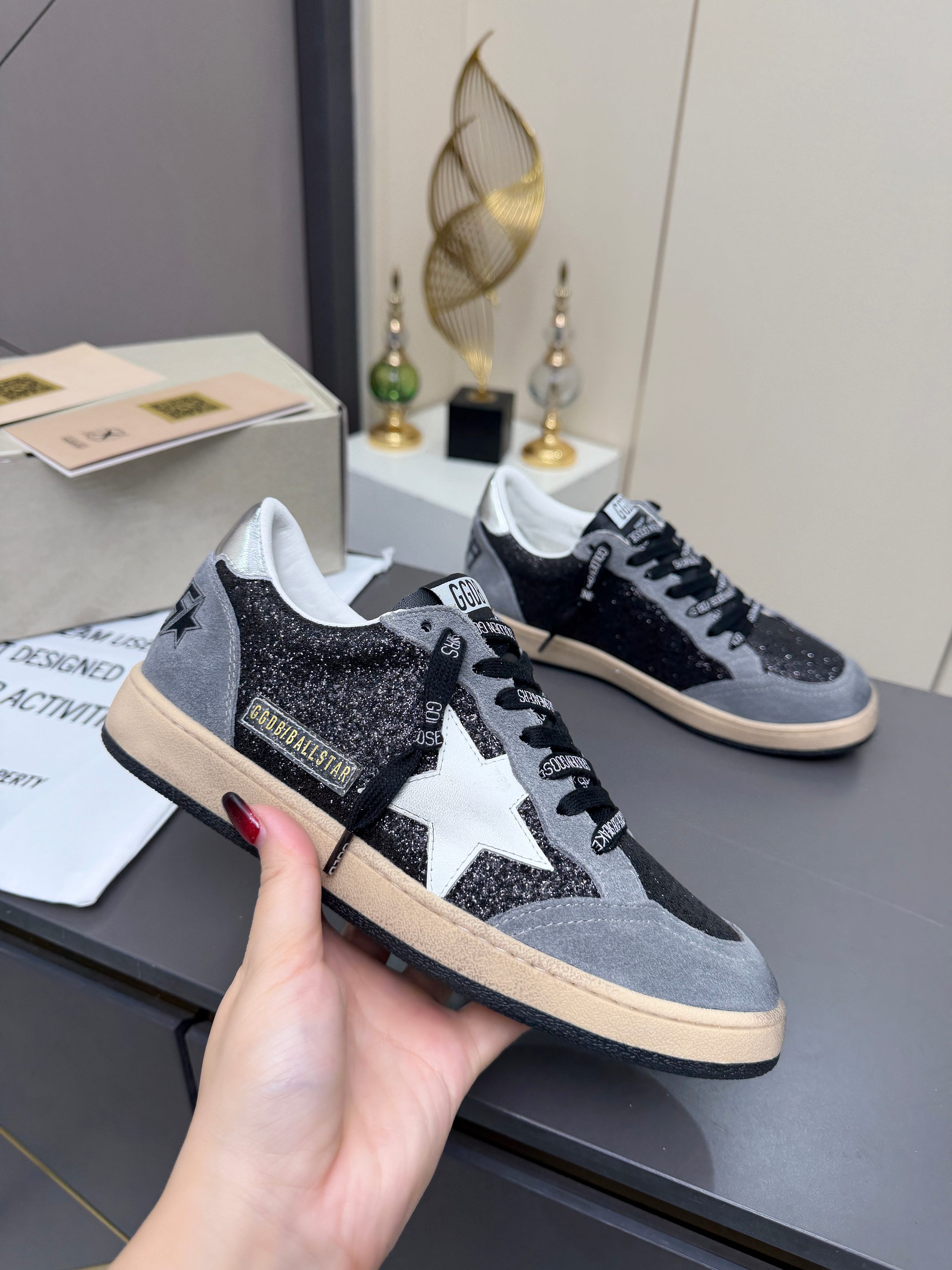 NO:748751,Golden Goose GGDB all-match casual shoes, two-tone soles and old dirty shoes with stars, pursue the 'perfect imperfection' brand's iconic Lived-in traces of time, old processing and unique star elements. They are the perfect combination of Italian handcraftsmanship and classic appearance. They are not only easy to wear and highly recognizable, but also express a true and free attitude. They do not deliberately pursue spotlessness, but the traces of casualness are more comfortable and comfortable!  The fabric is imported first-layer cowhide, the lining is sheepskin splicing towel lining, the outsole is 1:1 molded TPU outsole, the insole is increased by 3cm, the movable latex cowhide insole, the size of the female code is 35-40, the male code is 39--46, casual shoes/sports shoes, sneakers, cowhide, sheepskin19860909Golden Goose GGDB百搭休闲鞋双色底星星作旧小脏鞋追求“完美的不完美”品牌标志性的Lived-in 岁月留痕,做旧处理和独特的星星元素,是意大利手作工艺与经典外观的完美结合,不仅好穿辨识度高,表达了一种真实自由的态度,不刻意去追求一尘不染,随性不羁的痕迹反而更舒适自在！ 面料进口头层牛皮 内里羊皮拼接毛巾里 大底1:1开模TPU大底 鞋垫内增高3cm活动乳胶牛皮鞋垫 码数女码 35--40, 码数男码 39--46,,休闲鞋/运动鞋,sneakers,cowhide,sheepskin,Women's Shoes