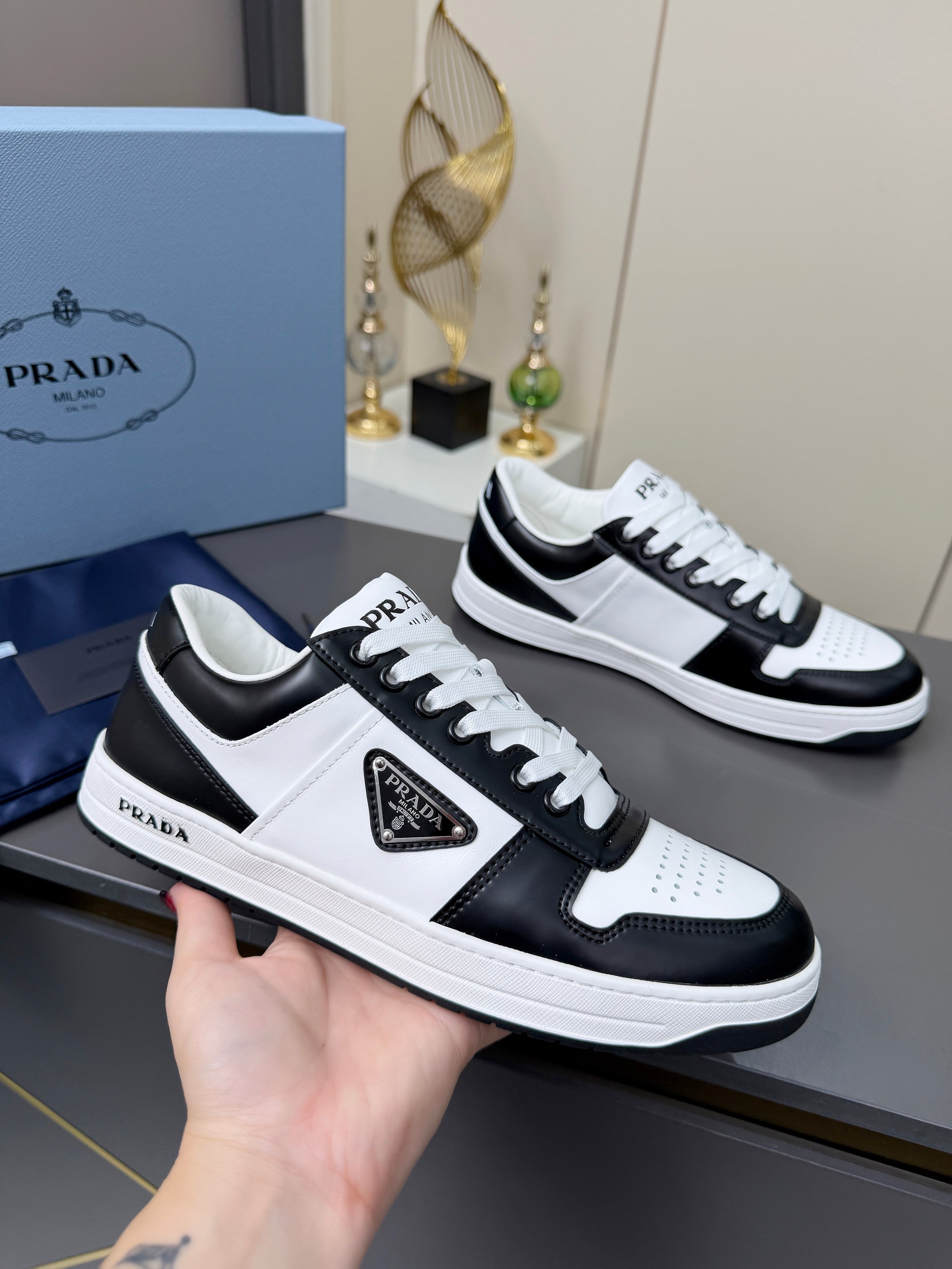 NO:929216,Prada·PRADA's classic casual shoes and small leather shoes are now available, reproduced from the original version!  Oil edge craftsmanship ~ flawless!  The upper is made of high-end first-layer calfskin, which is truly top-notch. Please pay attention to the details to identify the quality. Thick-soled platform shoes, non-slip TPU soles, and logo details are a low-key tribute to the brand's design heritage and create a perfect style. The street style is cool and sassy. It is a fashionable C-position classic shoe shape, showing a refined texture!  It has a high-end temperament. The fabric is first-layer cowhide. The inner lining is cowhide. The original plate with buckles is molded. The outsole is wear-resistant rubber. The size is women's size 35--40, the size men's size is 39--44, casual shoes/sports shoes, prada, prada, sneakers, cowhide.19860909普拉达·PRADA经典款休闲鞋小皮鞋火爆登场,原板复制！油边工艺～完美无瑕！采用高级感满满的头层小牛皮做鞋面,真正做到最顶级,请各位看清细节认准品质.厚底松糕鞋,防滑TPU鞋底,带logo标识细节,低调致敬品牌设计传承,打造属于完美的风格.炸街款又酷又飒 C位时髦穿搭经典鞋型,呈现出精致质感！拥有着高档气质 面料头层牛皮 内里牛皮内里 饰扣原板开模 大底耐磨橡胶底 码数女码 35--40, 码数男码 39--44,,休闲鞋/运动鞋,prada,prada,sneakers,cowhide,Women's Shoes