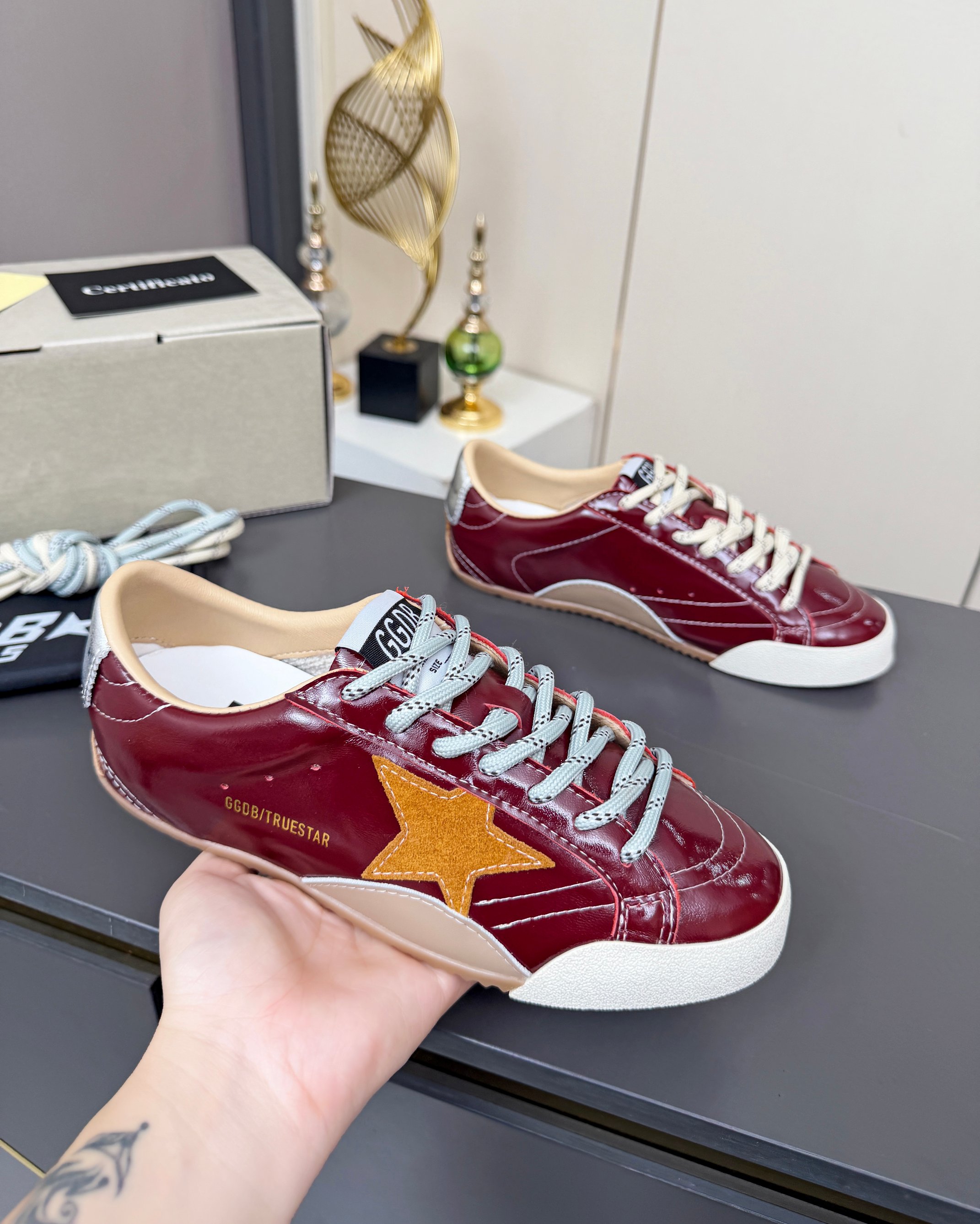 NO:748788,GGDB's latest second-generation star-made dirty shoes are now on the shelves. Golden Goose GGDB versatile two-wear casual shoes with two-color laces pursue 'perfect imperfection', the brand's iconic Lived-in traces of time, old processing and unique star elements. It is the perfect combination of Italian handcrafts and classic appearance. It is not only easy to wear and highly recognizable, but also expresses a true and free attitude. It does not deliberately pursue spotless, casual traces but makes it more comfortable and comfortable. MATERIAL MATERIAL  Fabric imported first layer of butter wax leather, lining of cow leather + terry cloth lining, outsole 1:1 molded TPU outsole, insole increased within 3 cm, movable latex sheepskin insole, women's size 35--40, oil wax leather, men's size 39--45, oil wax leather, casual shoes/sports shoes, sneakers, cowhide, sheepskin19860909GGDB二代最新星星作旧小脏鞋新款上架 Golden Goose GGDB百搭两穿休闲鞋双色鞋带,追求“完美的不完美”、品牌标志性的Lived-in 岁月留痕,做旧处理和独特的星星元素,是意大利手作工艺与经典外观的完美结合,不仅好穿辨识度高,表达了一种真实自由的态度,不刻意去追求一尘不染,随性不羁的痕迹反而更舒适自在 MATERIAL 材质 面料进口头层牛油腊皮 内里牛皮+毛巾布内里 大底1:1开模TPU大底 鞋垫3厘米内增高活动乳胶羊皮鞋垫 码数女码 35--40,油腊皮 码数男码 39--45,油腊皮,休闲鞋/运动鞋,sneakers,cowhide,sheepskin,Women's Shoes