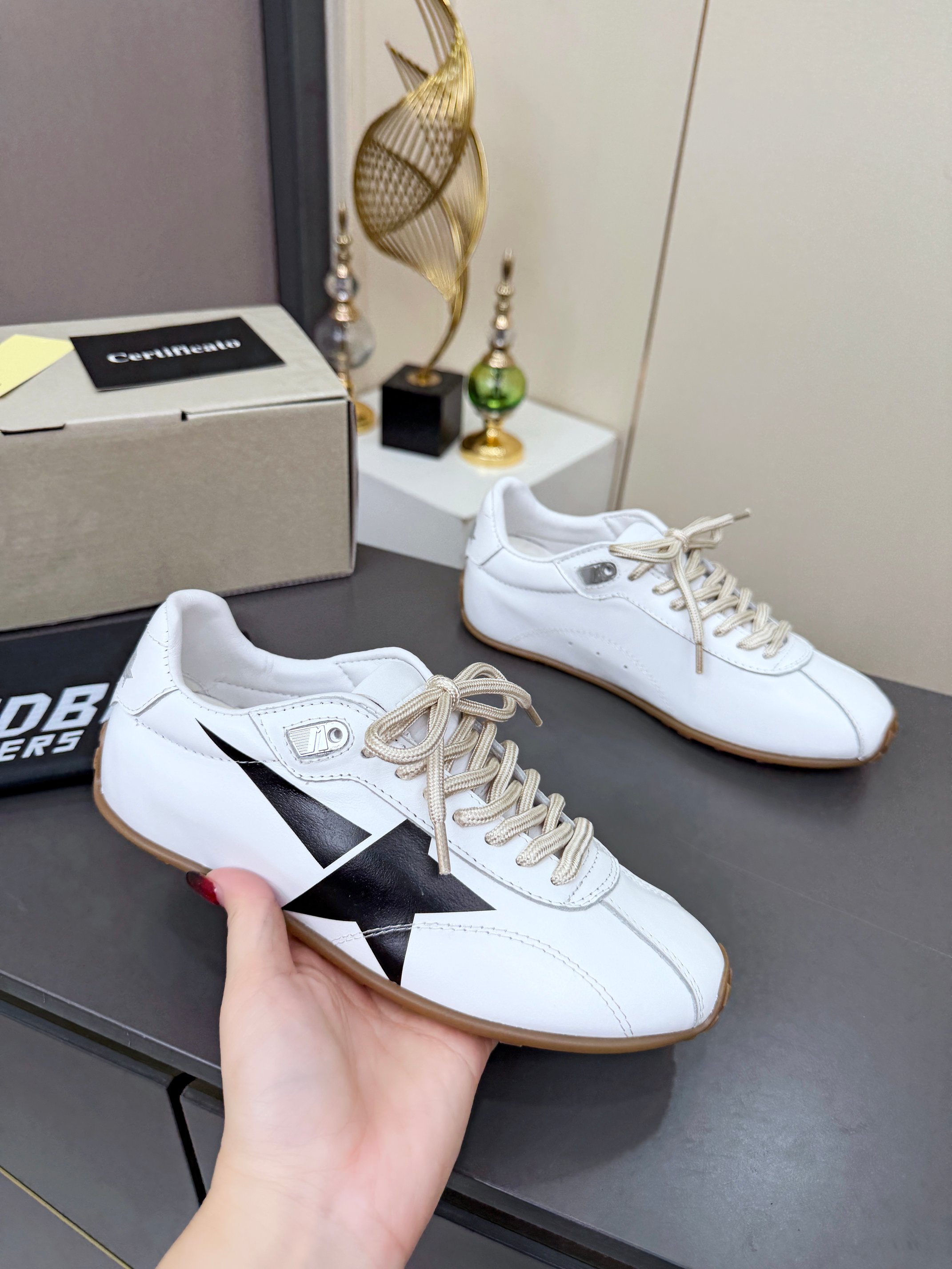 NO:748745,GGDB's latest star-made dirty shoes are now on the shelves. Golden Goose GGDB versatile two-wear casual shoes with two-color laces pursue 'perfect imperfection', the brand's iconic Lived-in traces of time, and the unique star 3D printing effect. It is the perfect combination of Italian handcraftsmanship and classic appearance. It is not only easy to wear and highly recognizable, but also expresses a true and free attitude. It does not deliberately pursue spotless, casual traces but makes it more comfortable and comfortable. MATERIAL MATERIAL  Fabric imported calfskin lining Sheepskin lining Outsole 1:1 molded raw rubber outsole Insole 3 cm higher height movable latex sheepskin insole Size female code 35--40, male code size 39--44, casual shoes/sports shoes, sneakers, cowhide, sheepskin19860909GGDB最新款星星作旧小脏鞋新款上架 Golden Goose GGDB百搭两穿休闲鞋双色鞋带,追求“完美的不完美”、品牌标志性的Lived-in 岁月留痕,独特的星星3D打印效果,是意大利手作工艺与经典外观的完美结合,不仅好穿辨识度高,表达了一种真实自由的态度,不刻意去追求一尘不染,随性不羁的痕迹反而更舒适自在 MATERIAL 材质 面料进口小牛皮 内里羊皮内里 大底1:1开模生胶大底 鞋垫3厘米内增高活动乳胶羊皮鞋垫 码数女码 35--40, 码数男码 39--44,,休闲鞋/运动鞋,sneakers,cowhide,sheepskin,Women's Shoes