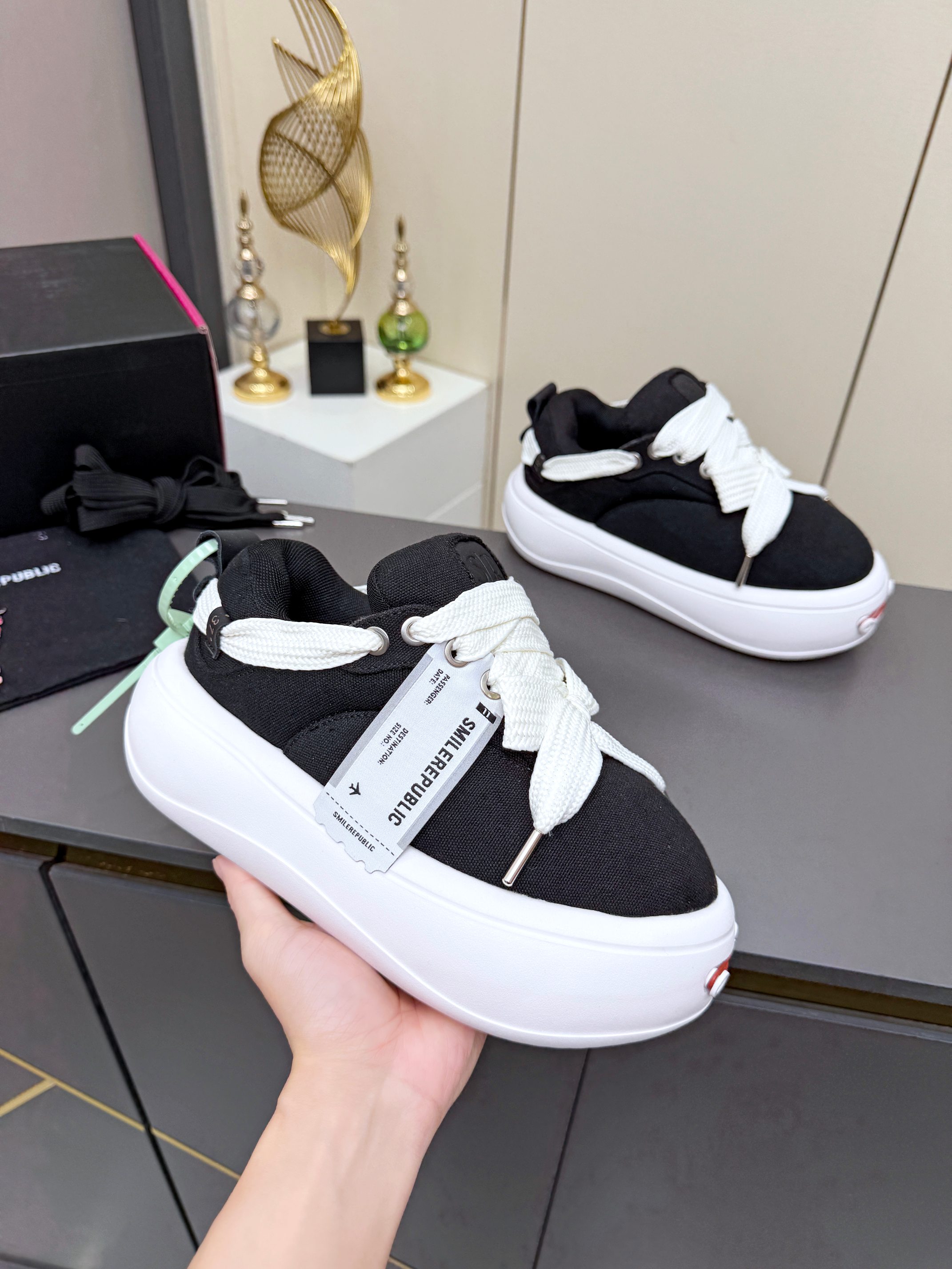 NO:929151,· Tan Jianci's Smiley Bread Shoe Series is coming. The soft thick soles and naive appearance have attracted the favor of major celebrities and Internet celebrities. The shape of the shoes makes the whole leg look particularly delicate. When paired with mid-calf socks, you can instantly transform into a college girl. The 5cm thick soles are light and tall, and you feel like your legs are all down from the neck down [Proud] Tan Jianci, Wu Jianhao, Li Yunrui, Yu Wenwen, Dapeng, Piyou, Su Xing, Liu Genghong, etc. Many stars have stepped on their feet. The sizes are 35--40 for women and 39--45 for men. Casual shoes/sports shoes, sneakers19860909·檀健次开口笑面包鞋系列重磅来袭 软软的厚底,憨憨的模样惹的各大明星网红的青睐,鞋型把整条腿衬得特别秀气,配中筒袜瞬间变身学院少女,5cm的厚底轻盈又增高,感觉脖子以下全是腿了 [得意] 檀健次、吴建豪、李昀锐、于文文、大鹏、痞幼、苏醒、刘畊宏老师等～众多明星纷纷上脚 码数女码 35--40, 码数男码 39--45,,休闲鞋/运动鞋,sneakers,Women's Shoes
