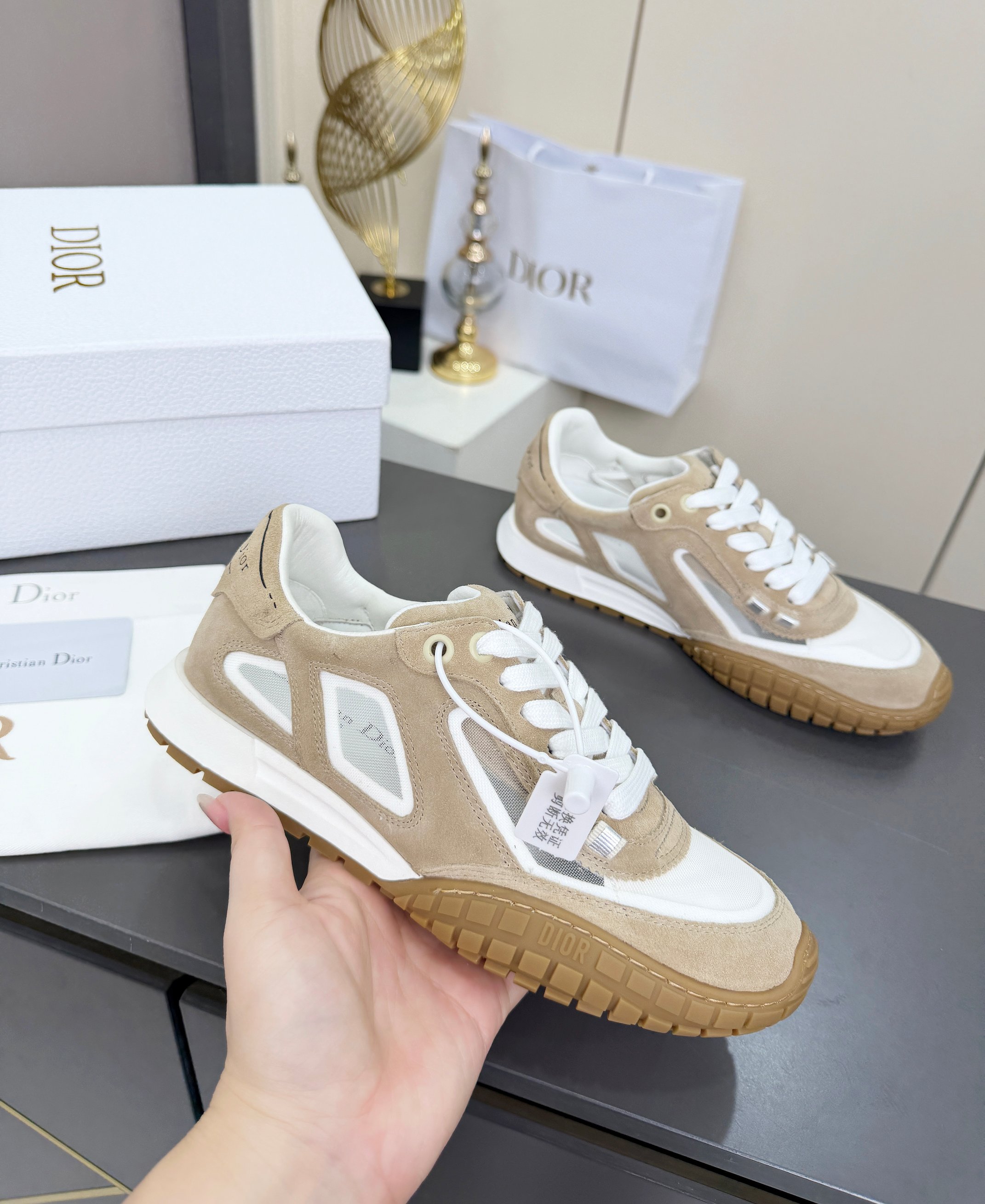 NO:929175,Dior·Dior's latest mesh hollow casual shoes Dior low-top lace-up casual sports shoes, breathable and versatile, fashionable and non-slip, original 11 copies, Gao Rui series trendy shoes Fabric Niujing splicing mesh Sheepskin lining inner outsole Original 1:1 molded TPU outsole Size 35--40, casual shoes/sports shoes, dior, dior, sneakers, sheepskin19860909迪奥·Dior 最新款网纱镂空休闲鞋迪奥低帮系带休闲运动鞋,透气百搭,时尚防滑,原版11复制,高瑞系列潮品鞋 面料牛京拼接网纱 内里羊皮内里 大底原版1:1开模TPU大底 码数35--40,,休闲鞋/运动鞋,dior,dior,sneakers,sheepskin,Women's Shoes