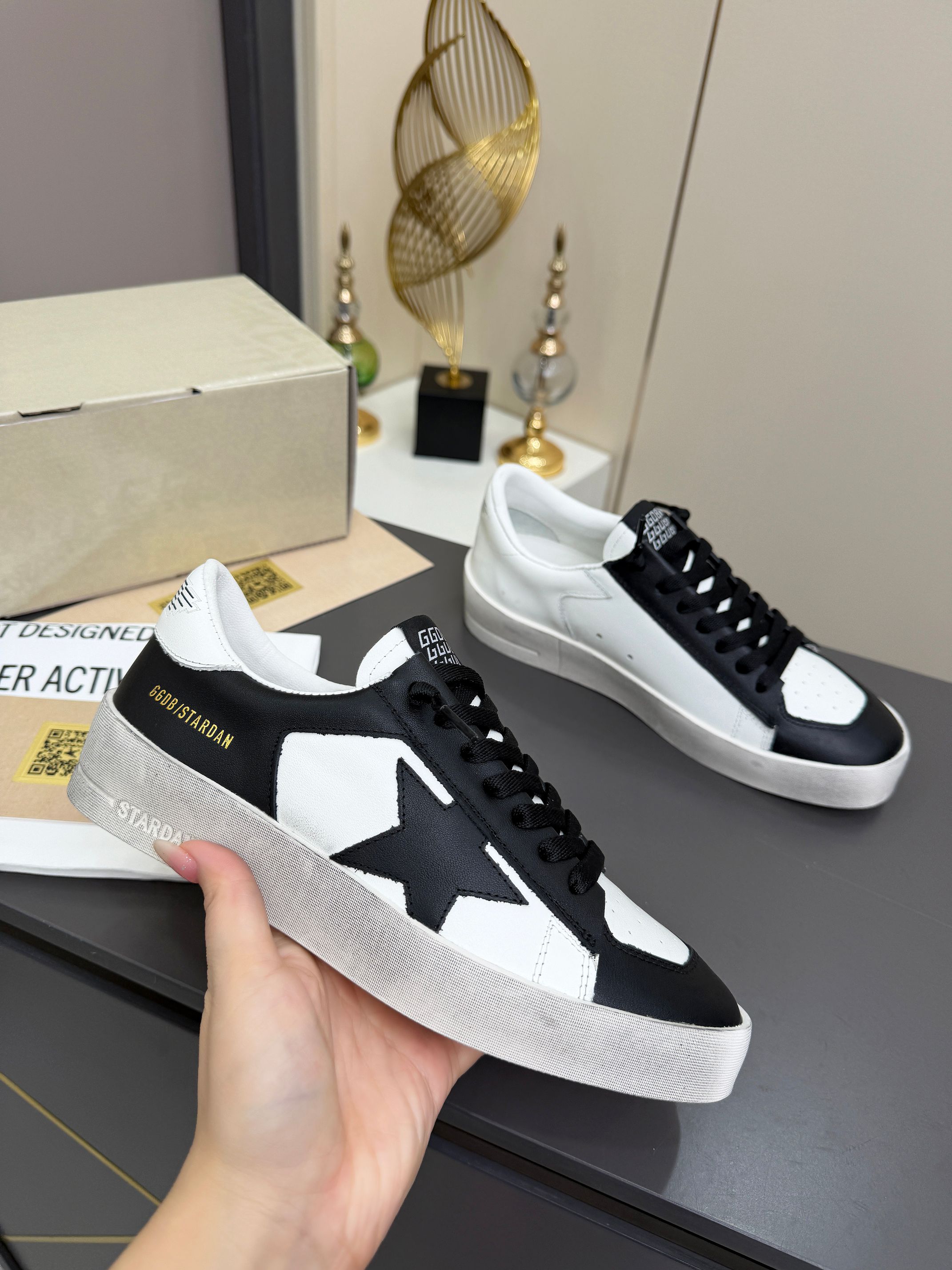 NO:748776,2026 new Golden Goose GGDB old series small dirty shoes couple shoes thick sole plate shoes hot style Golden Gse Deluxe Brand SUPER$TAR N pairs of authentic disassembly and printing # The best in the market is not convinced to compare # The popularity is earlier than that of white shoes, breaking the traditional aesthetic, small dirty shoes have done it!  Celebrity private server on-feet demonstration is so versatile!  You no longer have to worry about washing your shoes!  The upper is made of original matte cowhide (the essence of distressing), the lining is made of custom towel material + Italian cowhide, and the exclusive molded latex pad has a 3.5cm inner heightening insole that can be taken out. It is hand-polished by old craftsmen, and even the soles are uninhibitedly dirty. The hemmed combination outsole is shipped to a high standard!  Fabric imported first-layer cowhide, sheepskin lining, outsole 1:1 molded rubber sole, movable latex cowhide insole increased by 3.5cm in the insole, women's size 35--40, men's size 39--44, casual shoes/sports shoes, sneakers, cowhide, sheepskin198609092026新款Golden Goose GGDB作旧系列小脏鞋情侣鞋厚底板鞋爆款 Golden Gse Deluxe Brand SUPER$TAR N双正品拆解打版# 市场最优不服来比 # 火红程度比小白鞋还要早,打破传统审美,小脏鞋做到了！明星私服上脚示范 就是这么百搭 ！再也不用担心洗鞋的问题啦！ 鞋面原版磨砂牛皮（做旧精髓所在）内里定制毛巾料+意大利牛皮,独家开模乳胶垫3.5cm内增高鞋垫可以拿出来哦 老工匠手工打磨,就连鞋底也是不羁的脏,包边组合大底,高标准出货！ 面料进口头层牛皮 内里羊皮内里 大底1:1开模橡胶底 鞋垫内增高3.5cm活动乳胶牛皮鞋垫 码数女码 35--40, 码数男码 39--44,,休闲鞋/运动鞋,sneakers,cowhide,sheepskin,Women's Shoes