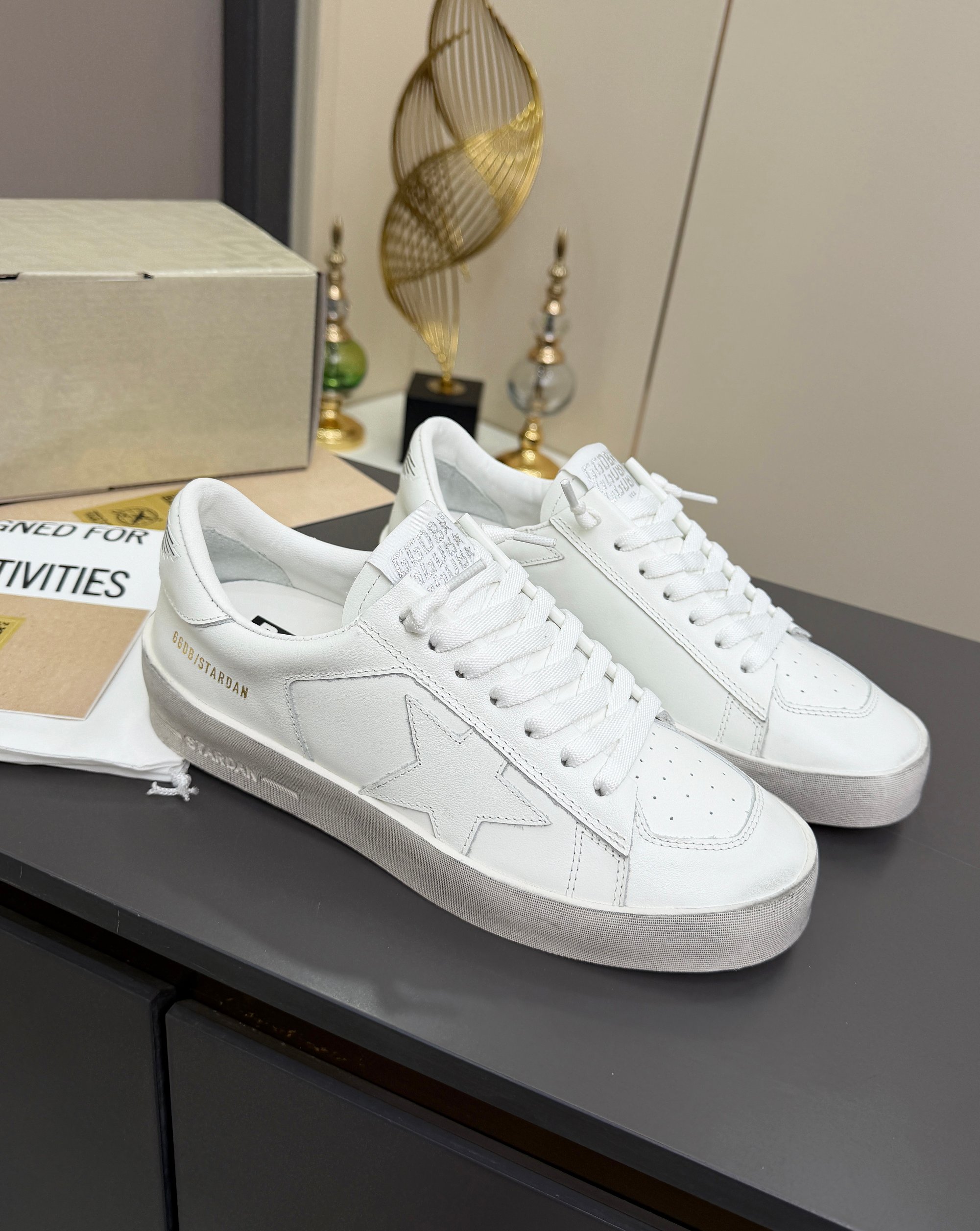 NO:851534,No profit at real price!  Men's 10! 2026 new Golden Goose GGDB distressed series small dirty shoes couple shoes thick-soled sneakers popular Golden Goose GGDB distressed versatile casual shoes, Golden Gse Deluxe Brand SUPER$TAR N pairs of authentic disassembly and printing # The best in the market is not convinced to compare # The popularity is earlier than that of white shoes, breaking the traditional aesthetic, small dirty shoes have done it!  Celebrity private server on-feet demonstration is so versatile!  You no longer have to worry about washing your shoes!  The upper is made of original matte cowhide (the essence of distressing), the lining is made of custom towel material + Italian cowhide, and the exclusive molded latex pad has a 3.5cm inner heightening insole that can be taken out. It is hand-polished by old craftsmen, and even the soles are uninhibitedly dirty. The hemmed combination outsole is shipped to a high standard!  Fabric imported first-layer cowhide, lining sheepskin lining, outsole 1:1 molded rubber sole, insole 3.5cm higher, movable latex cowhide insole, women's size 35--40, men's size 39--45,,cowhide,sheepskin19860909实价不让利！男款10！2026新款Golden Goose GGDB作旧系列小脏鞋情侣鞋厚底板鞋爆款 Golden Goose GGDB作旧百搭休闲鞋, Golden Gse Deluxe Brand SUPER$TAR N双正品拆解打版# 市场最优不服来比 # 火红程度比小白鞋还要早,打破传统审美,小脏鞋做到了！明星私服上脚示范 就是这么百搭 ！再也不用担心洗鞋的问题啦！ 鞋面原版磨砂牛皮（做旧精髓所在）内里定制毛巾料+意大利牛皮,独家开模乳胶垫3.5cm内增高鞋垫可以拿出来哦 老工匠手工打磨,就连鞋底也是不羁的脏,包边组合大底,高标准出货！ 面料进口头层牛皮 内里羊皮内里 大底1:1开模橡胶底 鞋垫内增高3.5cm活动乳胶牛皮鞋垫 码数女码 35--40, 码数男码 39--45,,cowhide,sheepskin,Men's shoes
