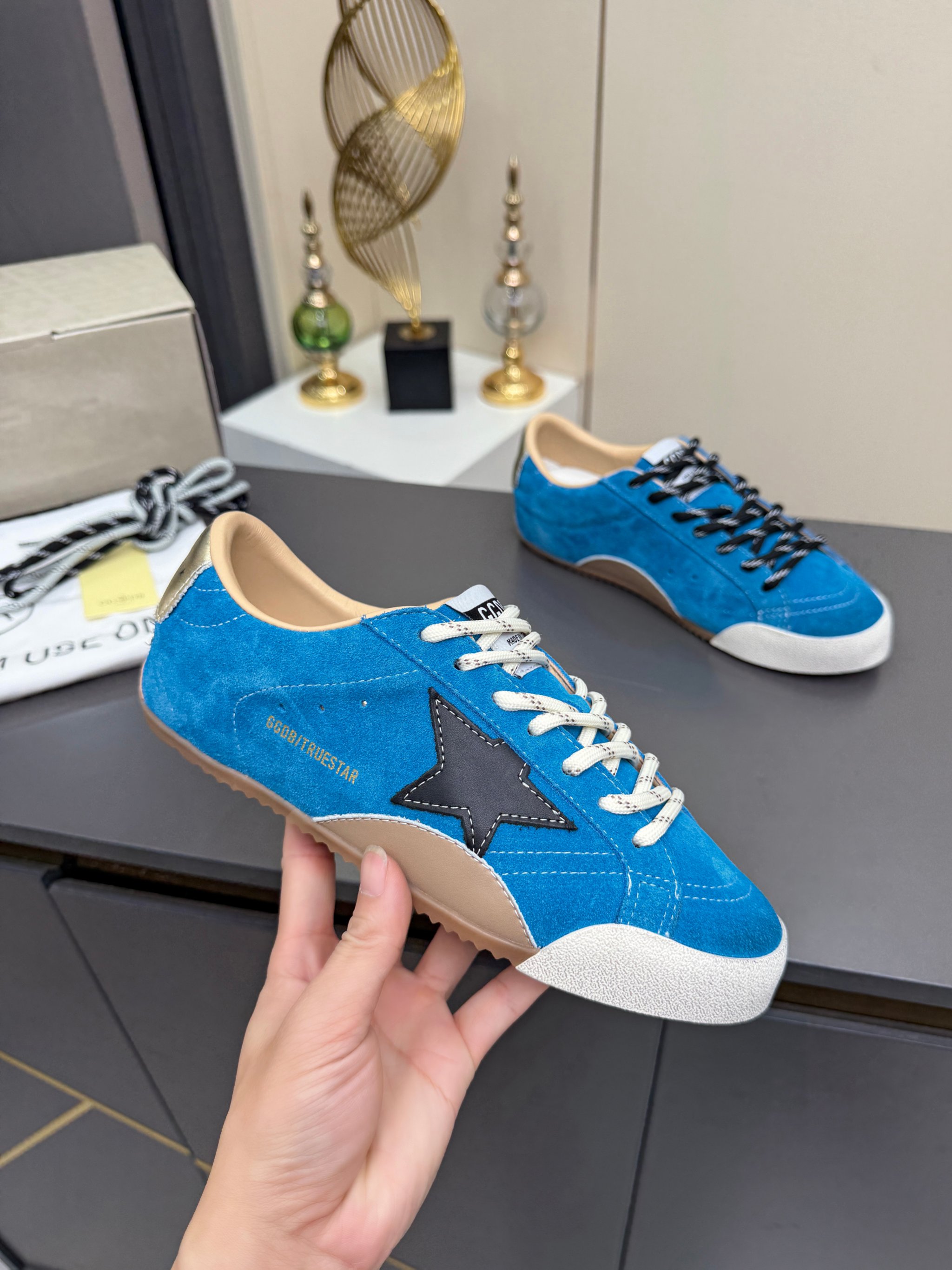 NO:748757,GGDB's latest second-generation star-made dirty shoes are now on the shelves. Golden Goose GGDB versatile two-wear casual shoes with two-color laces pursue 'perfect imperfection', the brand's iconic Lived-in traces of time, old processing and unique star elements. It is the perfect combination of Italian handcrafts and classic appearance. It is not only easy to wear and highly recognizable, but also expresses a true and free attitude. It does not deliberately pursue spotless, casual traces but makes it more comfortable and comfortable. MATERIAL MATERIAL  Fabric imported first-layer cowhide, lining cowhide + terry cloth lining, outsole 1:1 molded TPU outsole, insole increased within 3 cm, movable latex sheepskin insole, size female 35--40, male size 39--45, casual shoes/sports shoes, sneakers, cowhide, sheepskin19860909GGDB二代最新星星作旧小脏鞋新款上架 Golden Goose GGDB百搭两穿休闲鞋双色鞋带,追求“完美的不完美”、品牌标志性的Lived-in 岁月留痕,做旧处理和独特的星星元素,是意大利手作工艺与经典外观的完美结合,不仅好穿辨识度高,表达了一种真实自由的态度,不刻意去追求一尘不染,随性不羁的痕迹反而更舒适自在 MATERIAL 材质 面料进口头层牛皮 内里牛皮+毛巾布内里 大底1:1开模TPU大底 鞋垫3厘米内增高活动乳胶羊皮鞋垫 码数女码 35--40, 码数男码 39--45,,休闲鞋/运动鞋,sneakers,cowhide,sheepskin,Women's Shoes