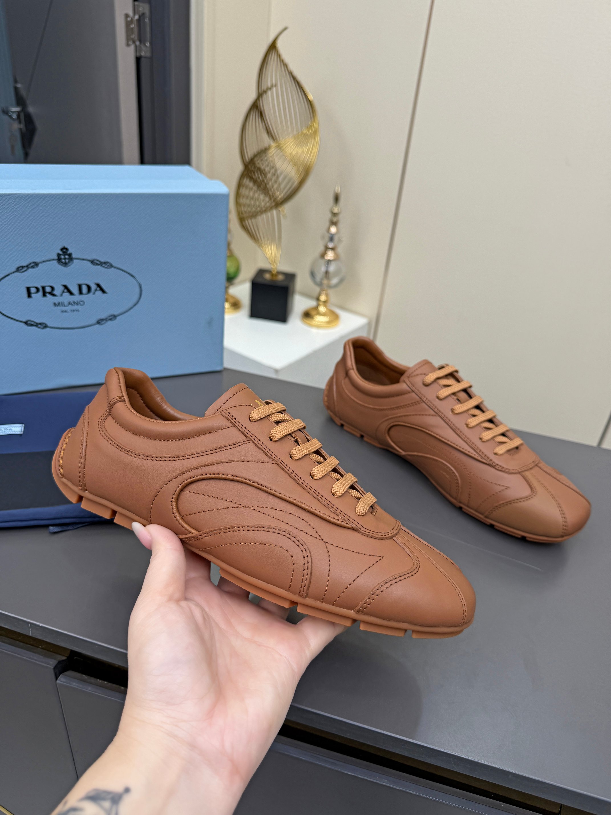 NO:929191,Prada·PRADA2056 latest casual moral training shoes are developed from the original version 1:1. The retro fashionable and avant-garde design makes the whole pair of shoes light and comfortable. The design of leather and high-mercerized cowhide is simple and elegant. With the shape of ancient beach sandals, every element is fashionable. The fabric is imported first-layer cowhide. Sheepskin lining. The original outsole is 1:1 open two-color raw rubber sole. Size for women 35--40, size for men.  39--44, sizes can be customized: female 41, female 42, male 45, casual shoes/sports shoes, prada, prada, sandals, sneakers, cowhide, sheepskin19860909普拉达·PRADA2056最新款休闲德训鞋原版1比1开发,复古时髦前卫的设计,让整双鞋轻便舒适,皮与高丝光牛绒的设计更是简洁大方,搭配古沙滩凉鞋造型,每一个元素都踩在时髦点上 面料进口头层牛皮 内里羊皮内里 大底原版1:1开双色生胶底 码数女码 35--40, 码数男码 39--44, 码数可以定做女41 女42 男45,休闲鞋/运动鞋,prada,prada,sandals,sneakers,cowhide,sheepskin,Women's Shoes