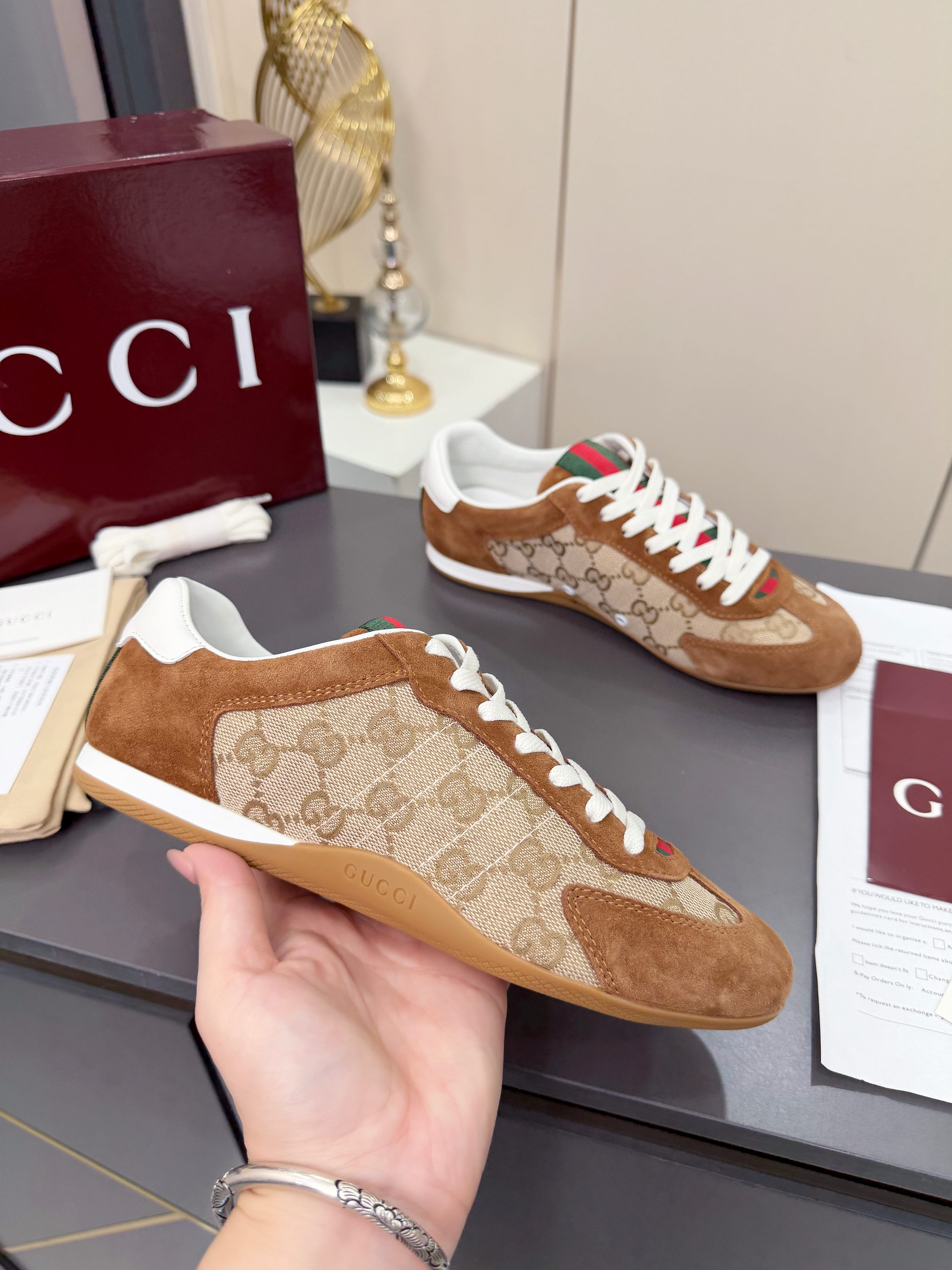NO:929144,Gucci·GucciShift Series Couple Style Retro Moral Shoes Casual Sports Shoes Original Purchased Development Made Goods Gucci Shift Series is newly launched, with lightweight design that reinterprets sports style. The neat silhouette adds a sense of freedom and highlights the exquisite texture when moving. The webbing details are like an endless ribbon running through the entire design, and the side stitching details add the finishing touch. Exquisite packaging at the delivery counter. Fabric: Original custom imported first-layer cowhide. Lining:  Original custom-made soft sheepskin lining outsole: original open-molded non-slip TPU material, women's size 35--40, men's size 39--46, casual shoes/sports shoes, gucci, gucci, sneakers, cowhide, sheepskin19860909古驰·GucciShift系列 情侣款 复古 德训鞋 休闲 运动鞋 原版购入开发 做货 Gucci Shift系列全新上市,轻盈设计焕新诠释运动风尚.利落廓形更添自在本色,行动间彰显精致质感.织带细节宛如一道延绵不绝的饰带贯穿于整个设计,侧边缝线细节增添点睛之笔,配送专柜精美包装 面料: 原版定制进口头层牛皮 内里: 原版定制柔软羊皮里 大底: 原版开模防滑TPU材质 码数女码 35--40, 码数男码 39--46,,休闲鞋/运动鞋,gucci,gucci,sneakers,cowhide,sheepskin,Women's Shoes