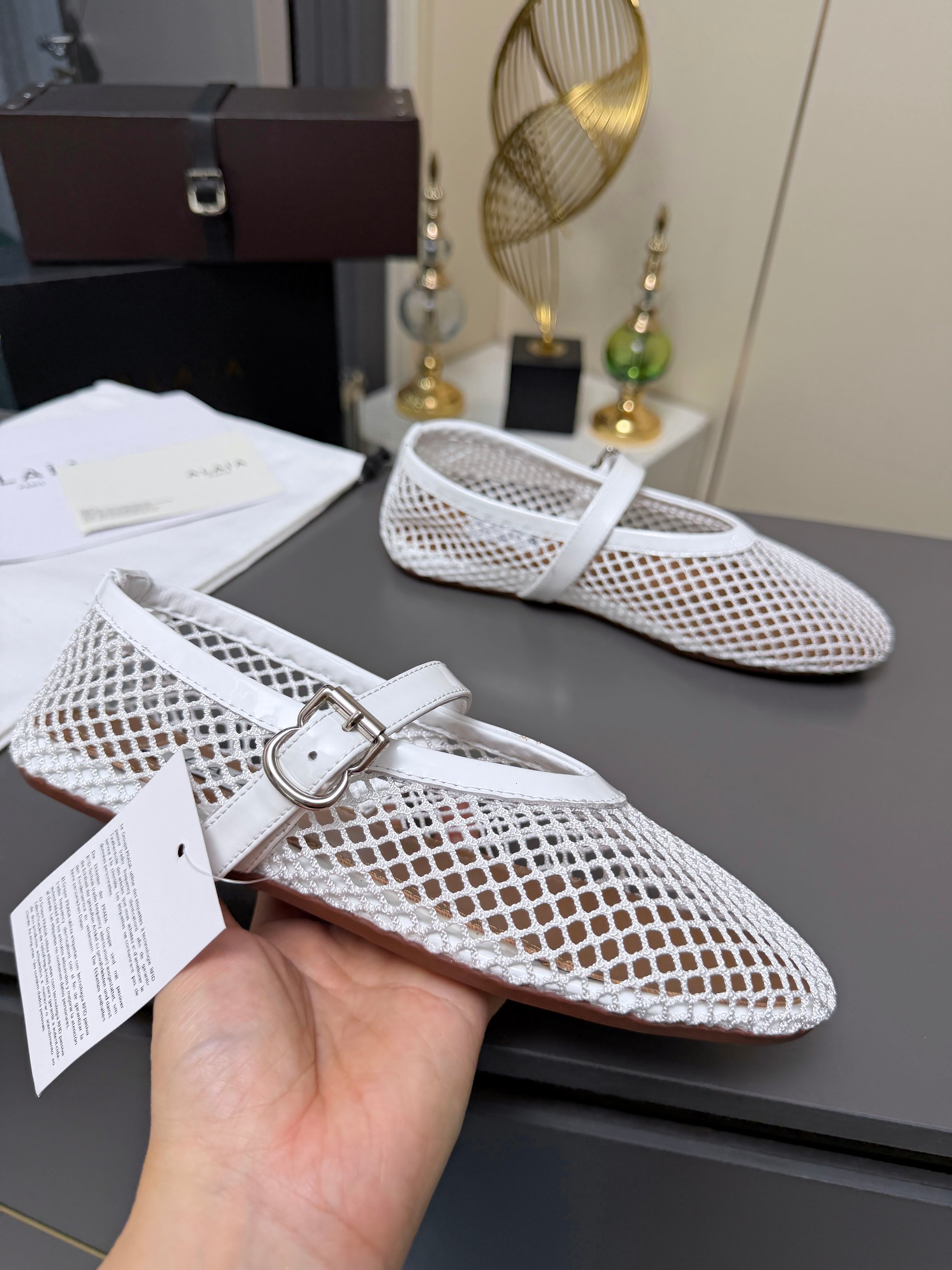 NO:876173,Alaia·Alaia's super popular flat-soled ballet fishnet gauze flat sandals. Sweet and cool ballet style, a very popular ballet flats, romantic, charming, comfortable and versatile. Fabric cow patent leather/fishnet gauze lining sheepskin lining + insole outsole original wear-resistant rubber sole packaging ordinary box shipping, the original box is required  Size 35--41 women, fishnet, ballet shoes, alaia, sandals, flats, sheepskin19860909Alaia·阿莱亚超火的一款平底芭蕾舞渔网纱面款平底单鞋凉鞋 甜酷芭蕾风,人气超高超的一款芭蕾舞平底鞋,浪漫又迷人舒适百搭. 面料牛漆皮/渔网纱 内里羊皮内里+鞋垫 大底原版耐磨橡胶鞋底 包装普通盒出货,需要原盒 码数35--41女,渔网面,芭蕾舞鞋,alaia,sandals,flats,sheepskin,Women's Shoes