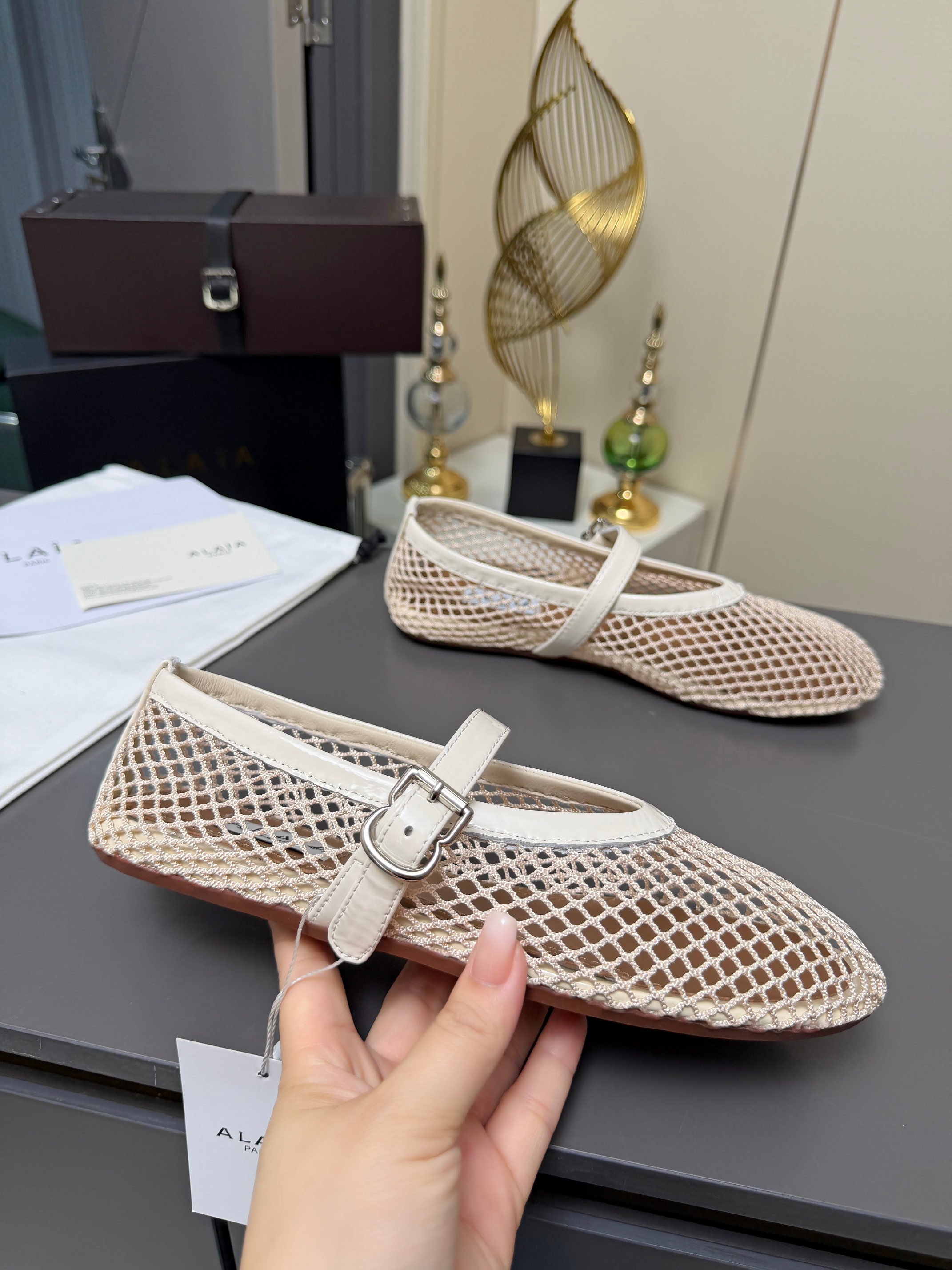 NO:876181,Alaia·Alaia's super popular flat ballet fishnet gauze flat shoes. Sweet and cool ballet style, super popular ballet flats, romantic, charming, comfortable and versatile. Fabric cow patent leather/fishnet gauze lining sheepskin lining + insole outsole original wear-resistant rubber sole Packaging ordinary box for shipment, original box required Size 35--41 Women, fishnet surface, ballet shoes, alaia, flats, sheepskin19860909Alaia·阿莱亚超火的一款平底芭蕾舞渔网纱面款平底单鞋 甜酷芭蕾风,人气超高超的一款芭蕾舞平底鞋,浪漫又迷人舒适百搭. 面料牛漆皮/渔网纱 内里羊皮内里+鞋垫 大底原版耐磨橡胶鞋底 包装普通盒出货,需要原盒 码数35--41女,渔网面,芭蕾舞鞋,alaia,flats,sheepskin,Women's Shoes