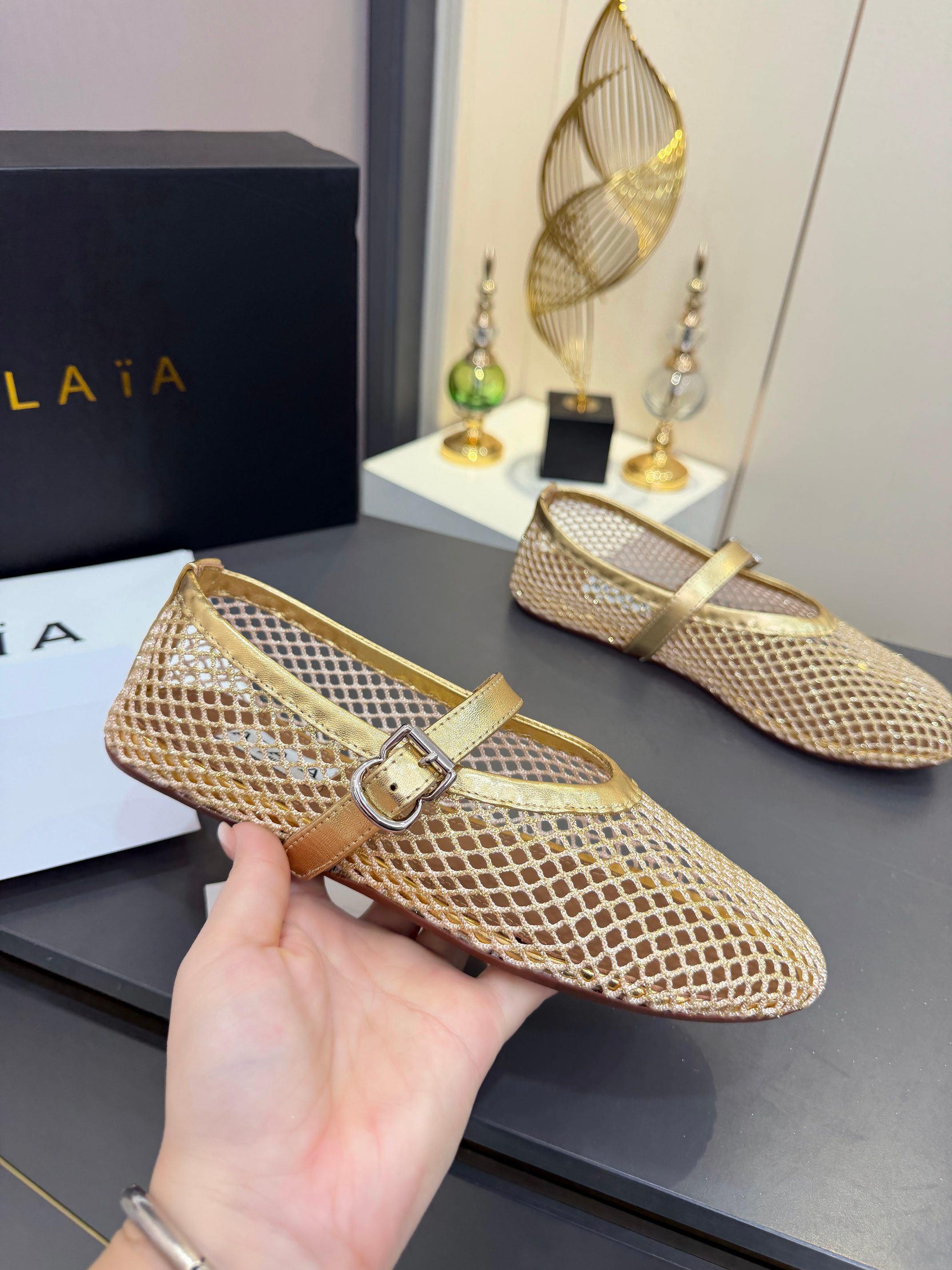 NO:876190,Alaia·Alaia's super popular flat-soled ballet fishnet gauze flat sandals. Sweet and cool ballet style, a very popular ballet flats, romantic, charming, comfortable and versatile. Fabric cow patent leather/fishnet gauze lining sheepskin lining + insole outsole original wear-resistant rubber sole packaging ordinary box shipping, the original box is required  Size 35--41 women, fishnet, ballet shoes, alaia, sandals, flats, sheepskin19860909Alaia·阿莱亚超火的一款平底芭蕾舞渔网纱面款平底单鞋凉鞋 甜酷芭蕾风,人气超高超的一款芭蕾舞平底鞋,浪漫又迷人舒适百搭. 面料牛漆皮/渔网纱 内里羊皮内里+鞋垫 大底原版耐磨橡胶鞋底 包装普通盒出货,需要原盒 码数35--41女,渔网面,芭蕾舞鞋,alaia,sandals,flats,sheepskin,Women's Shoes