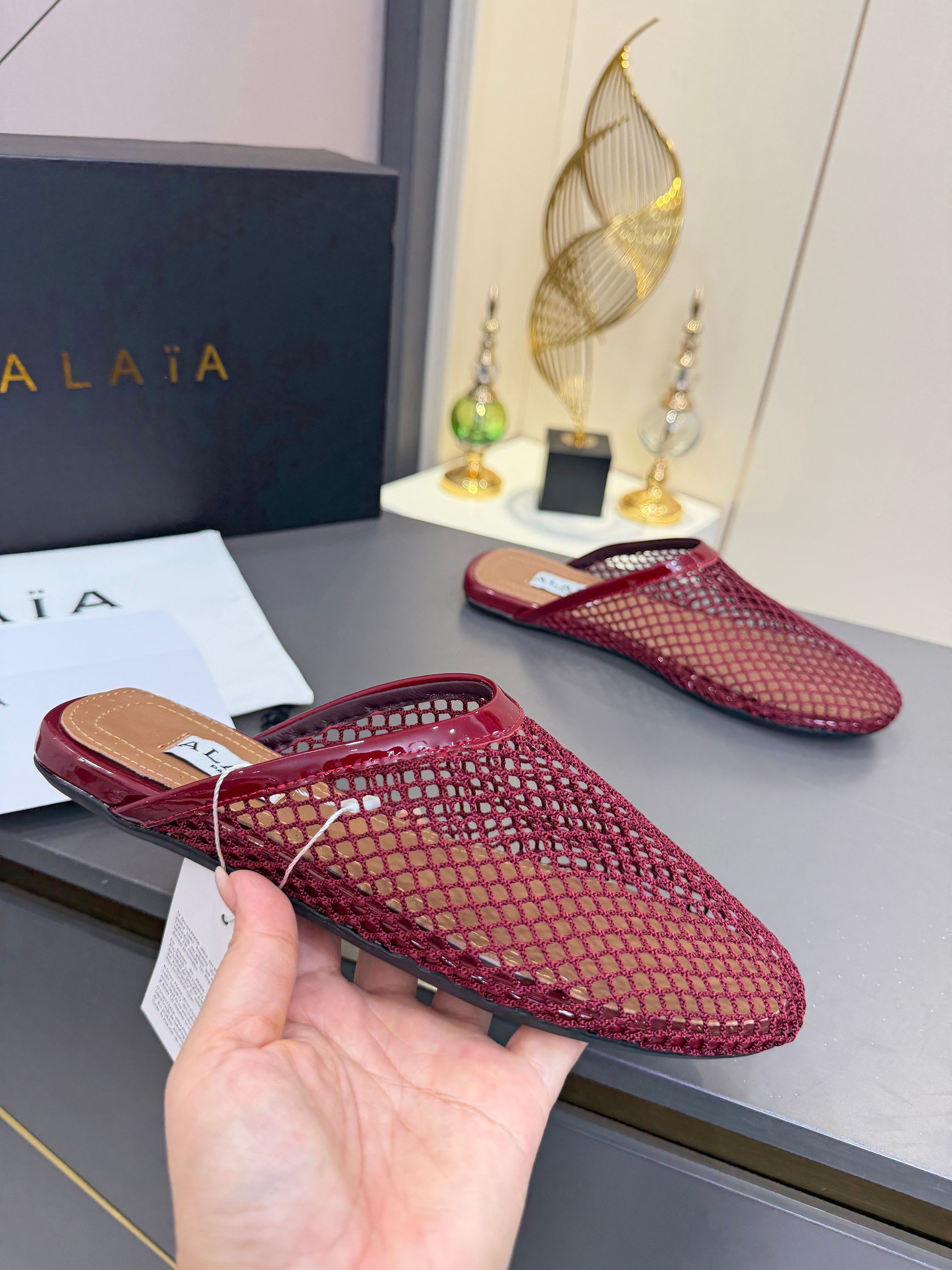 NO:930264,Alaia·Alaia's super popular flat ballet fishnet gauze flat shoes!  Sweet and cool ballet style, a super popular ballet flats, romantic, charming, comfortable and versatile. Fabric cow patent leather/fishnet gauze, sheepskin lining + insole, outsole original wear-resistant rubber sole, packaged and shipped in ordinary box, original box required Size 35--41 women, fishnet surface/no buckle,,alaia,flats,sheepskin19860909Alaia·阿莱亚超火的一款平底芭蕾舞渔网纱面款平底单鞋！ 甜酷芭蕾风,人气超高超的一款芭蕾舞平底鞋,浪漫又迷人舒适百搭. 面料牛漆皮/渔网纱 内里羊皮内里+鞋垫 大底原版耐磨橡胶鞋底 包装普通盒出货,需要原盒 码数35--41女,渔网面/无扣,,alaia,flats,sheepskin,Men's shoes