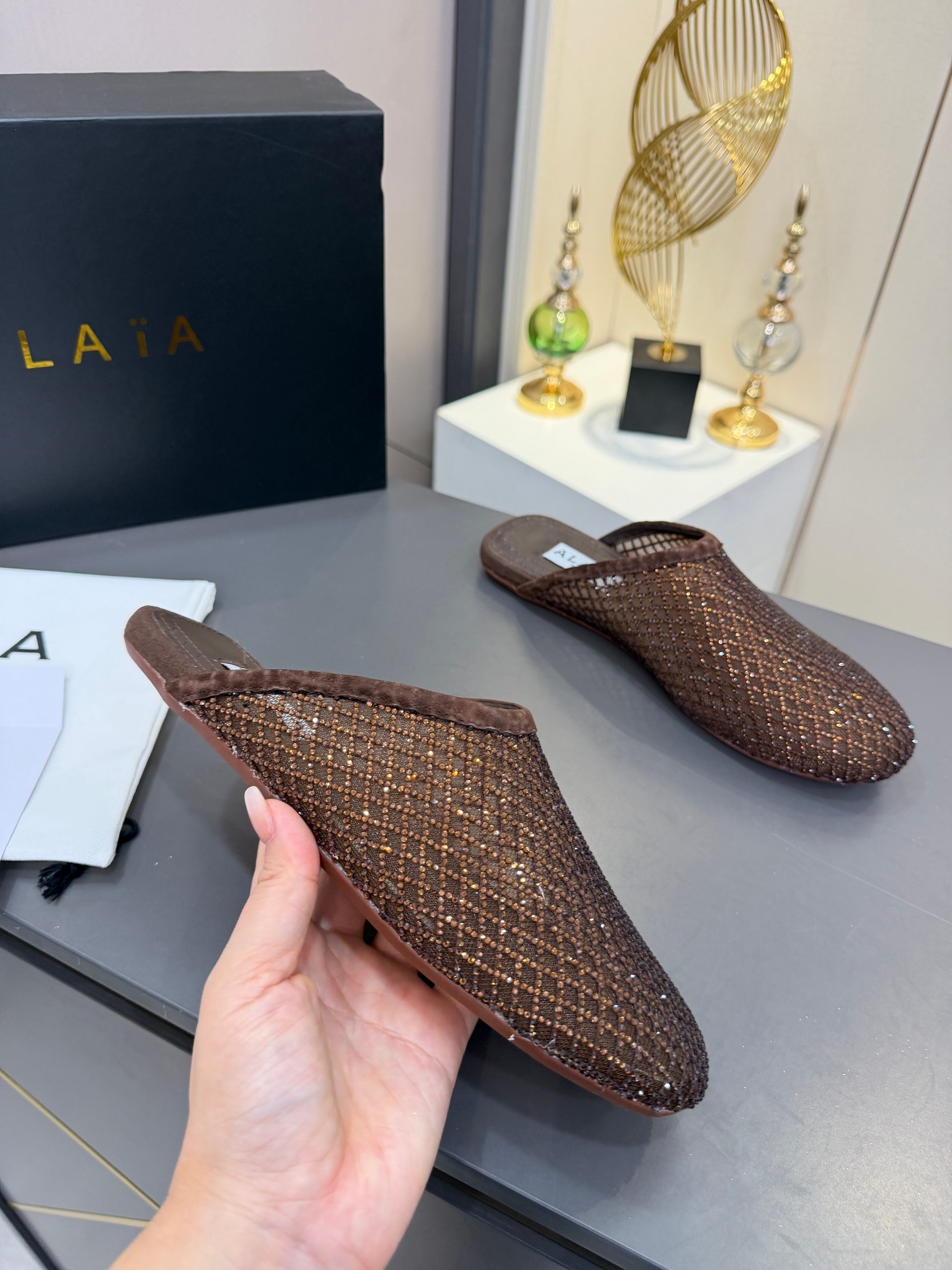NO:930183,Alaia·Alaia's super popular flat ballet fishnet gauze diamond-encrusted flat shoes!  Sweet and cool ballet style, a super popular ballet flats, romantic, charming, comfortable and versatile. Made of cashmere/fishnet gauze with diamonds, sheepskin lining + insole, original wear-resistant rubber sole, packaged in ordinary box, original box required, size 35--41 women, fishnet surface/no buckle/with diamonds,,alaia,flats,sheepskin19860909Alaia·阿莱亚超火的一款平底芭蕾舞渔网纱面镶钻款平底单鞋！ 甜酷芭蕾风,人气超高超的一款芭蕾舞平底鞋,浪漫又迷人舒适百搭. 面料羊绒/渔网纱镶钻 内里羊皮内里+鞋垫 大底原版耐磨橡胶鞋底 包装普通盒出货,需要原盒 码数35--41女,渔网面/无扣/带钻,,alaia,flats,sheepskin,Men's shoes