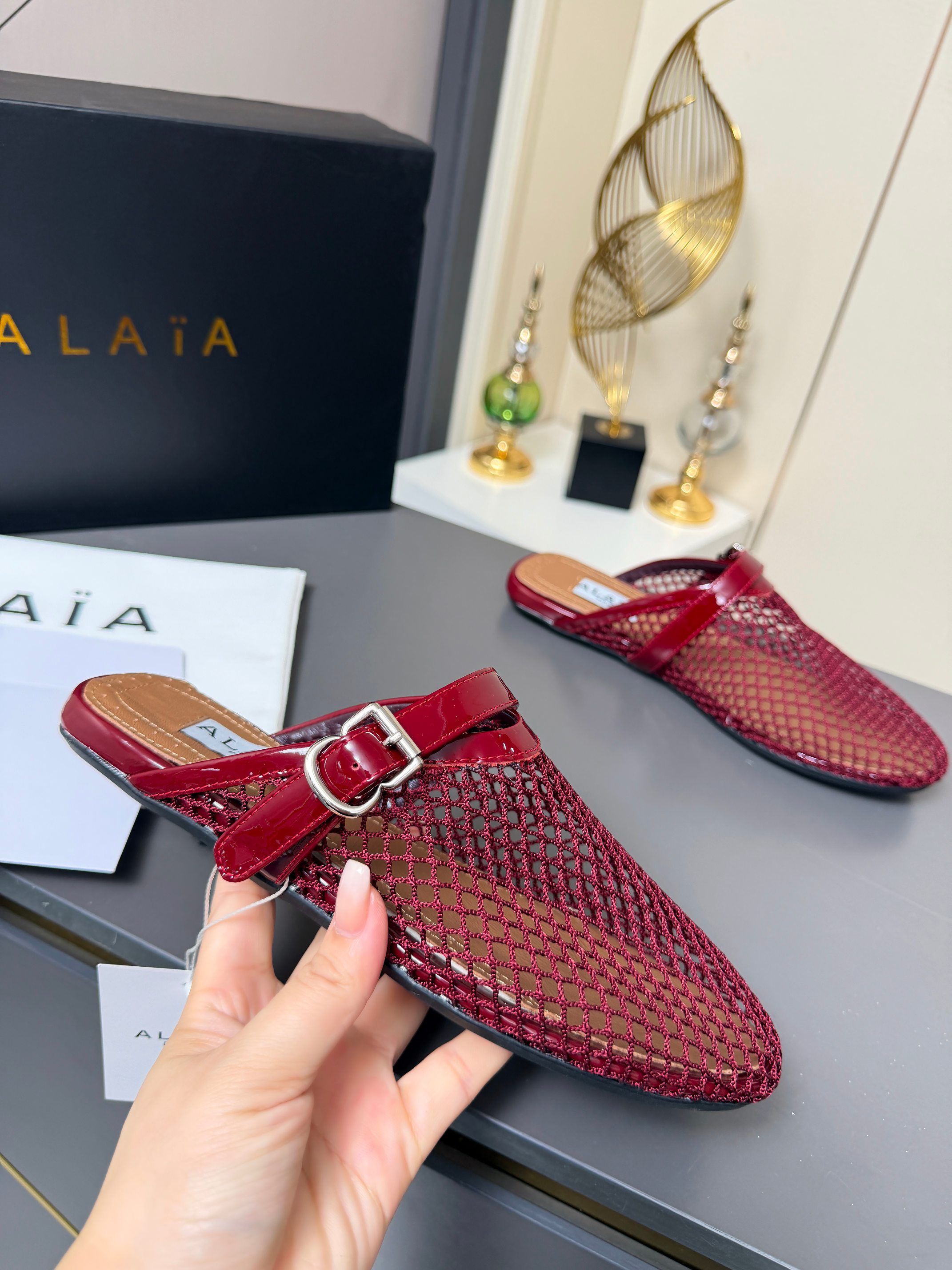 NO:930276,Alaia·Alaia's super popular flat-soled ballet fishnet gauze flat-soled half-slip slippers!  Sweet and cool ballet style, a super popular ballet flats, romantic, charming, comfortable and versatile. Fabric cow patent leather/fishnet gauze, sheepskin lining + insole, outsole original wear-resistant rubber sole, packaged and shipped in ordinary box, original box required Size 35--41 women, fishnet surface/buckle,,alaia,flats,slippers,sheepskin19860909Alaia·阿莱亚超火的一款平底芭蕾舞渔网纱面款平底半拖拖鞋！ 甜酷芭蕾风,人气超高超的一款芭蕾舞平底鞋,浪漫又迷人舒适百搭. 面料牛漆皮/渔网纱 内里羊皮内里+鞋垫 大底原版耐磨橡胶鞋底 包装普通盒出货,需要原盒 码数35--41女,渔网面/加扣,,alaia,flats,slippers,sheepskin,Men's shoes