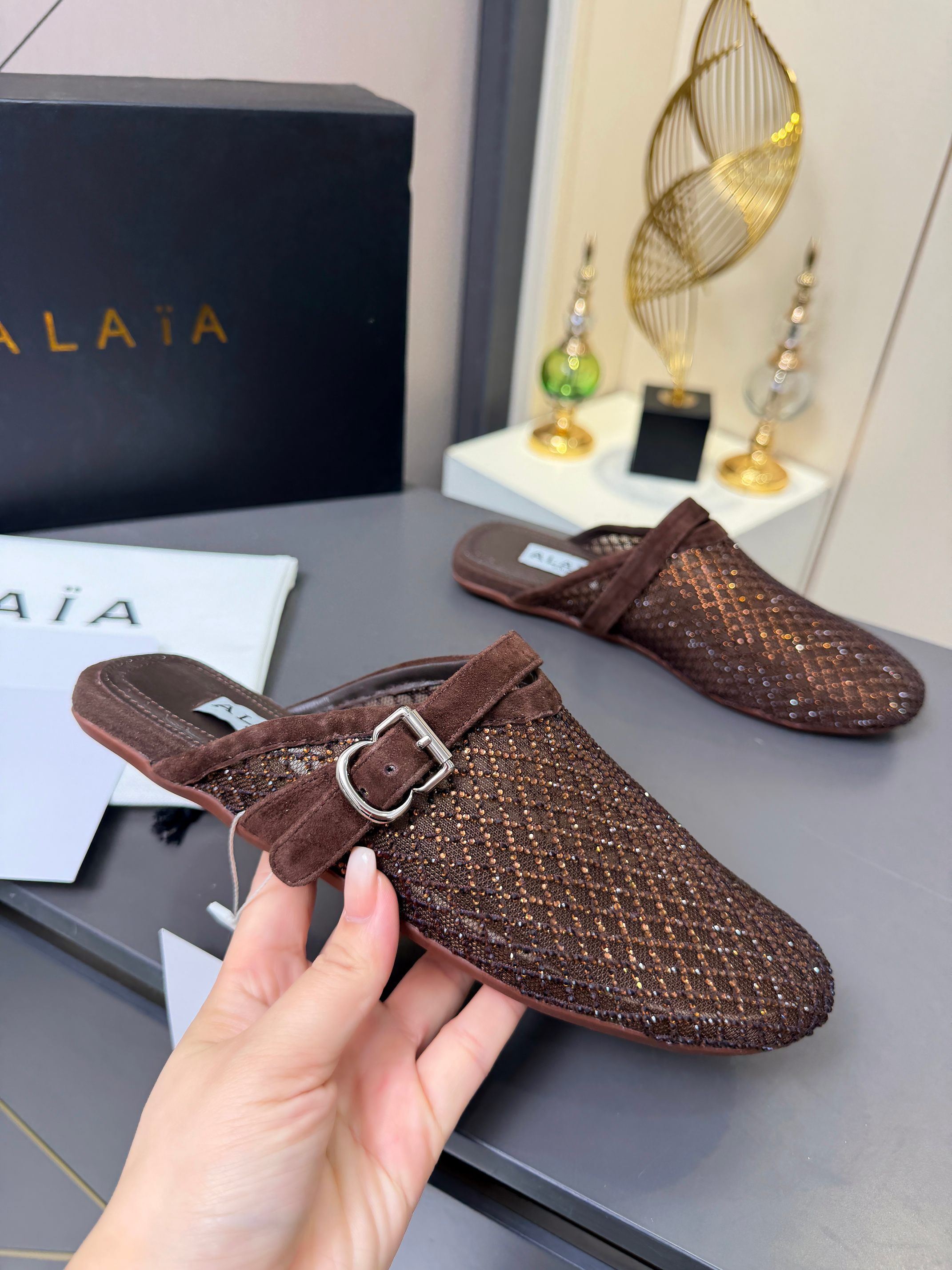NO:930194,Alaia·Alaia's super popular flat ballet fishnet gauze style flat shoes and half slippers. Sweet and cool ballet style, very popular ballet flats, romantic, charming, comfortable and versatile. Fabric cashmere/fishnet gauze studded with diamonds Sheepskin lining + insole Outsole original wear-resistant rubber sole Packaging ordinary box for shipment, original box required  Size 35--41 women, fishnet surface/buckle/with diamonds,,alaia,flats,slippers,sheepskin19860909Alaia·阿莱亚超火的一款平底芭蕾舞渔网纱面镶钻款平底单鞋半拖拖鞋 甜酷芭蕾风,人气超高超的一款芭蕾舞平底鞋,浪漫又迷人舒适百搭. 面料羊绒/渔网纱镶钻 内里羊皮内里+鞋垫 大底原版耐磨橡胶鞋底 包装普通盒出货,需要原盒 码数35--41女,渔网面/加扣/带钻,,alaia,flats,slippers,sheepskin,Men's shoes