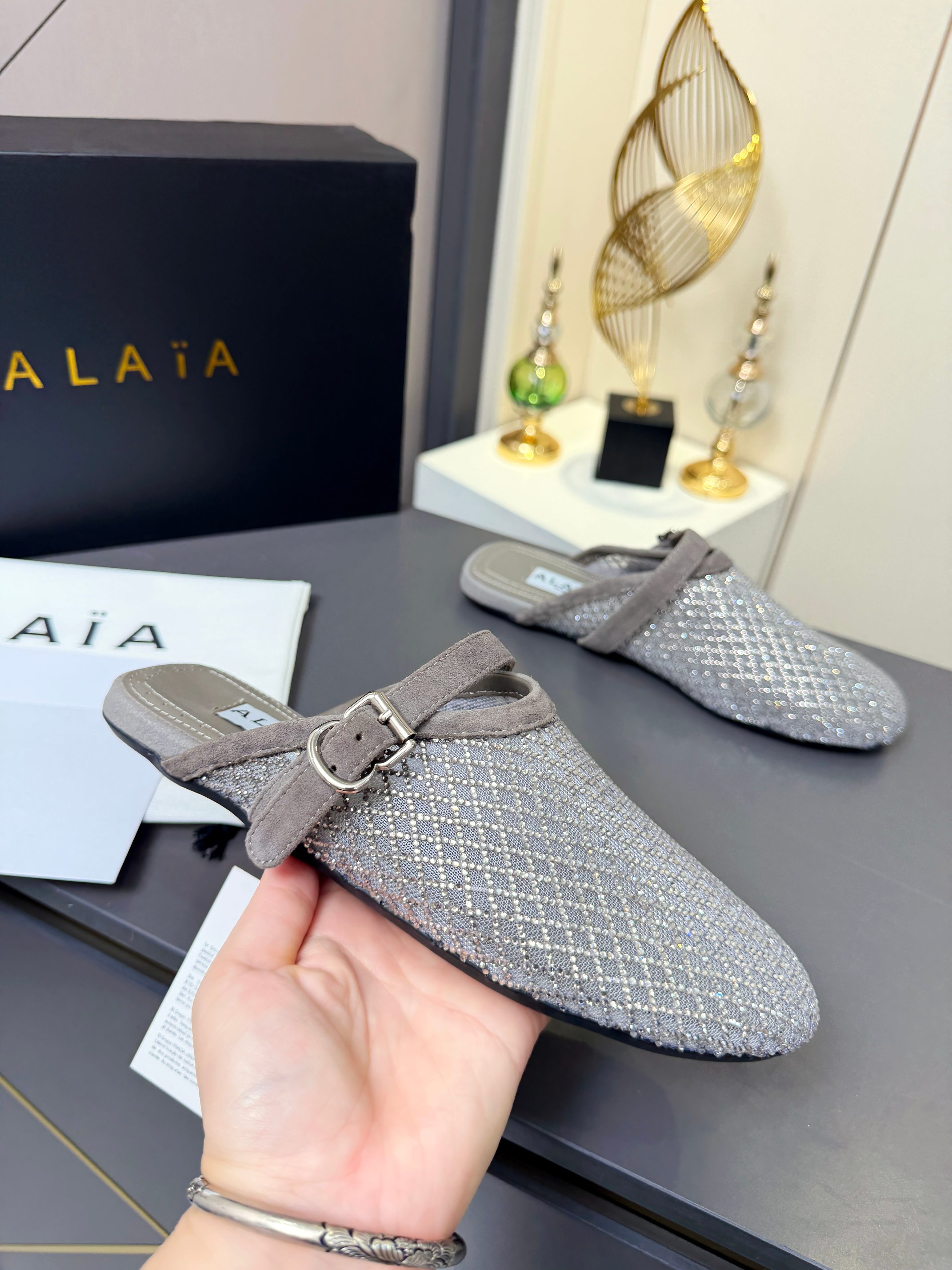 NO:930307,Alaia·Alaia's super popular flat ballet fishnet gauze style flat shoes and half slippers. Sweet and cool ballet style, very popular ballet flats, romantic, charming, comfortable and versatile. Fabric cashmere/fishnet gauze with diamonds, lining sheepskin lining + insoles, original wear-resistant rubber soles, packaged in ordinary boxes, original box required, code number 35--41 for women, fishnet surface/buckle/with diamonds  Real price,,alaia,flats,slippers,sheepskin19860909Alaia·阿莱亚超火的一款平底芭蕾舞渔网纱面镶钻款平底单鞋半拖拖鞋 甜酷芭蕾风,人气超高超的一款芭蕾舞平底鞋,浪漫又迷人舒适百搭. 面料羊绒/渔网纱镶钻 内里羊皮内里+鞋垫 大底原版耐磨橡胶鞋底 包装普通盒出货,需要原盒 码数35--41女,渔网面/加扣/带钻 实价,,alaia,flats,slippers,sheepskin,Men's shoes