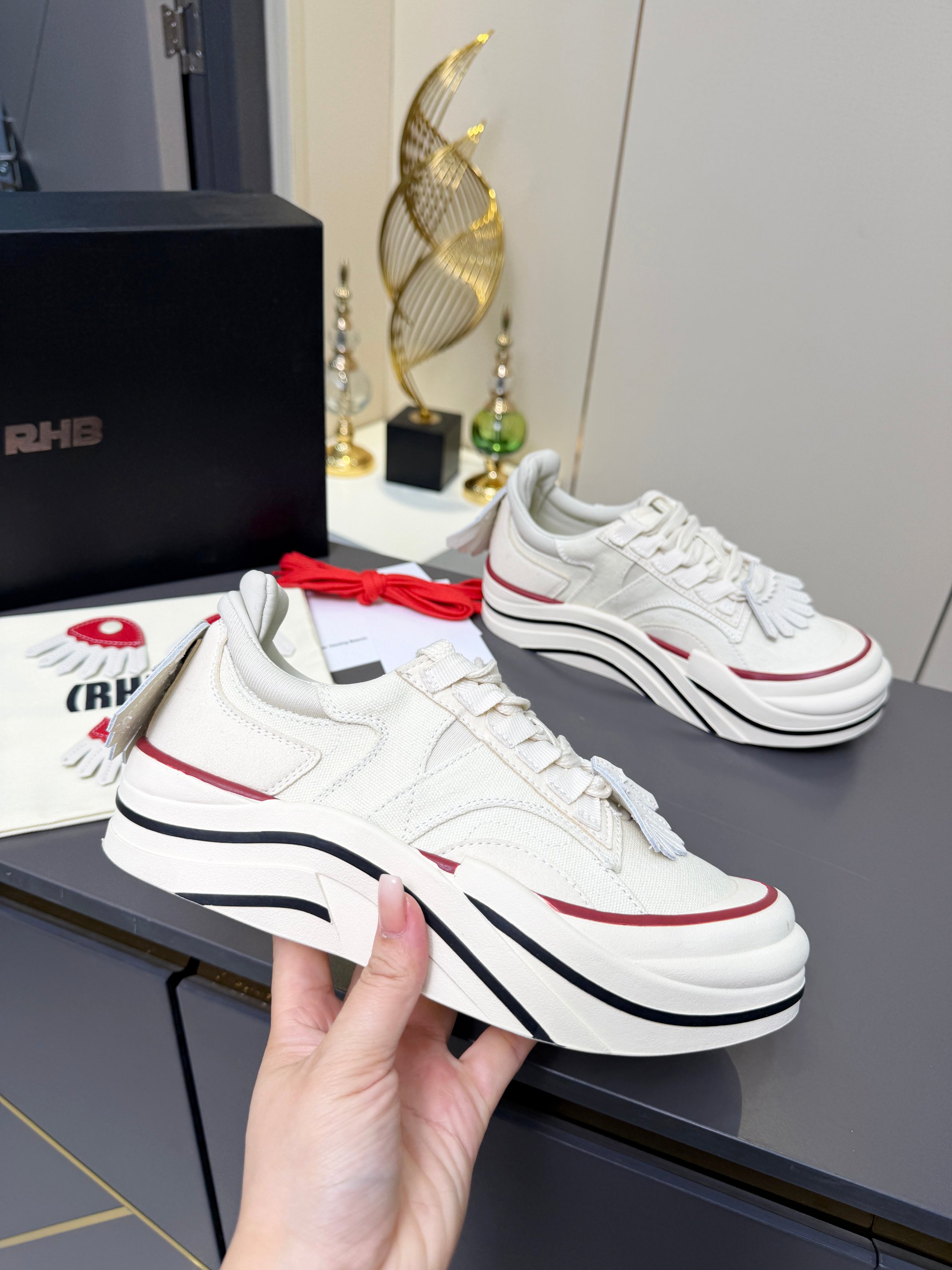 NO:929115,PEZUC55 light luxury high-end brand spring tassel canvas shoes thick-soled casual shoes lace-up sports sneakers for women Lin Siyi's same style shoes. This pair of thick-soled shoes is really a tool to show your height, everyone!  I really love this pair of Lin Siyi shoes!  The first pair is PEZUC55 tassel thick-soled shoes, with black uppers and white thick soles, classic and unmistakable!  The tassel design on the edge of the shoe is very subtle and adds a sweet and cool feeling!  The upper foot is extremely soft, so walking does not tire your feet. The thick sole can secretly increase your height, making it comfortable and making your legs look longer!  Good-looking and fashionable... Fabric: canvas spliced ​​with cow velvet, sheepskin lining, outsole, original TPU foam bottom, women's size 35--40, men's size 39--45, casual shoes/sports shoes, sneakers, sheepskin19860909PEZUC55轻奢高端品牌春季流苏帆布鞋厚底休闲鞋系带运动 板鞋 女 林思意同款鞋这双厚底鞋真的是显高神器家人们！林思意这双鞋我真的吹爆！ 第一双是PEZUC55流苏厚底鞋,黑色鞋面搭配白色厚底,经典不出错！鞋边的流苏设计超有小心机,甜酷感直接拉满！上脚巨软,走路不累脚,厚底还能偷偷增高,舒服又显腿长！好看又时尚…… 面料帆布拼接牛绒 内里羊皮内里 大底原版TPU发泡底 码数女码 35--40, 码数男码 39--45,,休闲鞋/运动鞋,sneakers,sheepskin,Women's Shoes