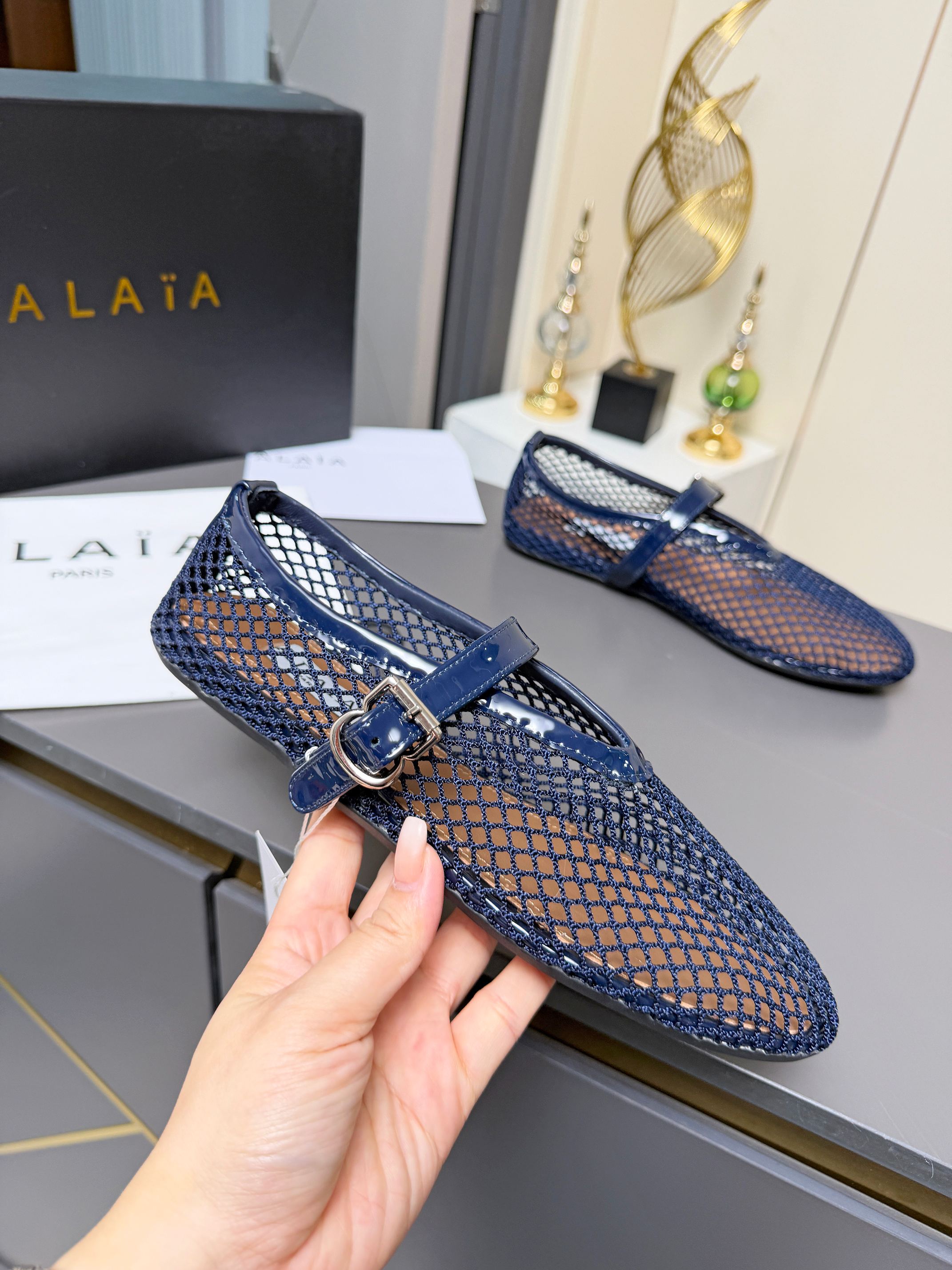 NO:930297,Alaia·Alaia's super popular flat-soled ballet fishnet gauze flat sandals. Sweet and cool ballet style, very popular ballet flats, romantic, charming, comfortable and versatile. Fabric cow patent leather/fishnet gauze lining sheepskin lining + insole original wear-resistant rubber sole packaging ordinary box shipping, original box required Size 35-41 women's, fishnet surface  Real price,,alaia,sandals,flats,sheepskin19860909Alaia·阿莱亚超火的一款平底芭蕾舞渔网纱面款平底单鞋凉鞋 甜酷芭蕾风,人气超高超的一款芭蕾舞平底鞋,浪漫又迷人舒适百搭. 面料牛漆皮/渔网纱 内里羊皮内里+鞋垫 大底原版耐磨橡胶鞋底 包装普通盒出货,需要原盒 码数35--41女,渔网面 实价,,alaia,sandals,flats,sheepskin,Men's shoes