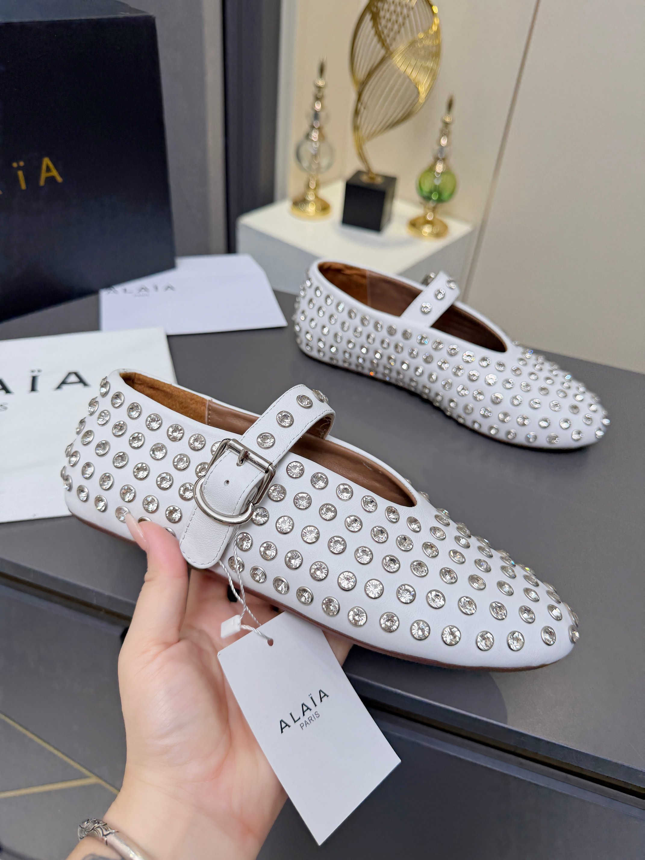 NO:930288,Alaia·Alaia's super popular flat ballet flat shoes with rivets and diamonds. Sweet and cool ballet style, super popular ballet flats, romantic, charming, comfortable and versatile. Fabric cowhide/rivets with diamonds, lining sheepskin lining + insoles, original wear-resistant rubber soles, size 35--41 women, shipped in ordinary box, original box required,,alaia,flats,cowhide,sheepskin19860909Alaia·阿莱亚超火的一款平底芭蕾舞铆钉镶钻平底单鞋 甜酷芭蕾风,人气超高超的一款芭蕾舞平底鞋,浪漫又迷人舒适百搭. 面料牛皮/铆钉镶钻 内里羊皮内里+鞋垫 大底原版耐磨橡胶鞋底 码数35--41女, 包装普通盒出货,需要原盒,,alaia,flats,cowhide,sheepskin,Men's shoes