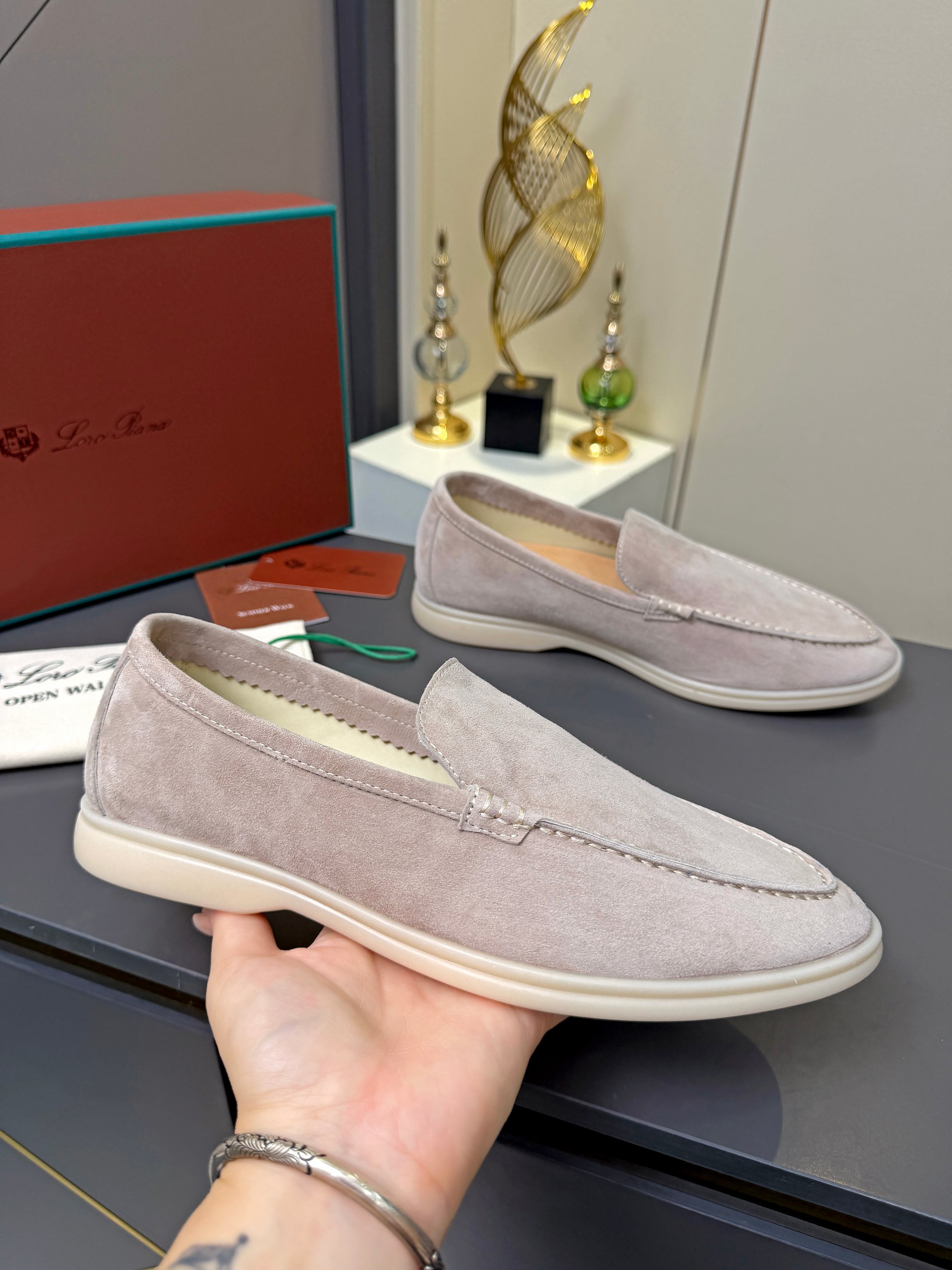 NO:929135,Shoes that won't make your feet tired after walking 50,000 steps. Purchasing agent grade, high version. Italian [Loro Piana] Tennis walk series, LP couple's loafers, casual sports shoes, sneakers, LP classic loafers, Italian treasure brand, the only brand that can match Hermès!  Only when you wear it do you know how comfortable it is!  All the styles are worn by the upper class people in the world who have status and want to keep high quality and keep a low profile, which is the legendary endorsement of 'you get what you pay for' and 'you get what you pay for'!  The ace loafers, only after wearing them do we realize that we can’t live up to our feet [laughing] The fabric is customized imported cashmere, the lining is customized imported fetal cowhide, the foot pads are imported benzene-dyed calfskin, the midsole is customized cowhide/leather midsole, the outsole is exclusive and original milk color outsole, the original full set of packaging, female size 35--40, male size 39--46,, casual shoes/sports shoes, hermes, loro piana, loro  piana,loafers,sneakers,cowhide19860909走五万步都不累脚的鞋  代购级,高版本 意大利【Loro Piana】诺悠翩雅Tennis walk系列 LP情侣款乐福鞋 休闲 运动鞋 板鞋 LP经典乐福鞋,意大利宝藏品牌,唯一能和爱马仕匹配的品牌！只有自己穿了才知道有多舒服！ 的款式都是世界上有身份且希望高品质 保持低调做派的上层人士穿着,也就是传说中的一分钱一分货、一分钱三分货的代言！ 的王牌乐福鞋,穿了才知道不能辜负我们的双脚[偷笑] 面料定制进口小羊绒 内里定制进口胎牛皮 垫脚进口苯染小牛皮 中底定制牛皮/皮中底 大底独家原版牛奶色大底 包装原版全套包装 码数女码 35--40, 码数男码 39--46,,休闲鞋/运动鞋,hermes,loro piana,loro piana,loafers,sneakers,cowhide,Women's Shoes