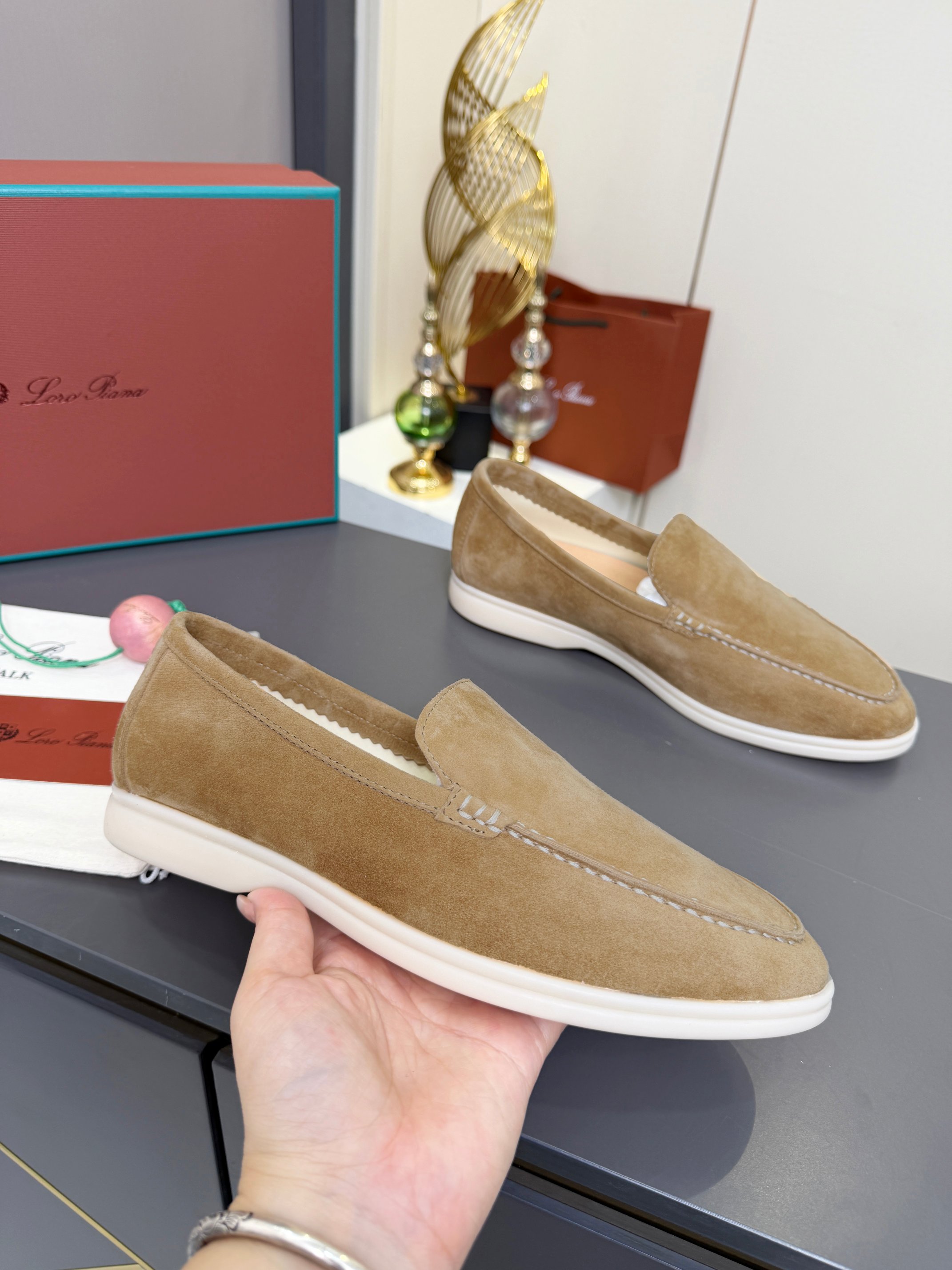 NO:929043,Shoes that won't make your feet tired after walking 50,000 steps. Purchasing agent grade, high version. Italian [Loro Piana] Tennis walk series, LP couple's loafers, casual sports shoes, sneakers, LP classic loafers, Italian treasure brand, the only brand that can match Hermès!  Only when you wear it do you know how comfortable it is!  All the styles are worn by the upper class people in the world who have status and want to keep high quality and keep a low profile, which is the legendary endorsement of 'you get what you pay for' and 'you get what you pay for'!  The ace loafers, only after wearing them do we realize that we can’t live up to our feet [laughing] The fabric is custom-made imported cashmere, the lining is custom-made imported fetal cowhide, the foot pads are imported benzene-dyed calfskin, the midsole is custom-made cowhide/leather midsole, the outsole is exclusive original milk color outsole, the hardware is exclusive original pendant, original full set of packaging, female size 35--40, male size 39--46, casual shoes/sports shoes, Hermes, loro  piana,loro piana,loafers,sneakers,cowhide19860909走五万步都不累脚的鞋  代购级,高版本 意大利【Loro Piana】诺悠翩雅Tennis walk系列 LP情侣款乐福鞋 休闲 运动鞋 板鞋 LP经典乐福鞋,意大利宝藏品牌,唯一能和爱马仕匹配的品牌！只有自己穿了才知道有多舒服！ 的款式都是世界上有身份且希望高品质 保持低调做派的上层人士穿着,也就是传说中的一分钱一分货、一分钱三分货的代言！ 的王牌乐福鞋,穿了才知道不能辜负我们的双脚[偷笑] 面料定制进口小羊绒 内里定制进口胎牛皮 垫脚进口苯染小牛皮 中底定制牛皮/皮中底 大底独家原版牛奶色大底 五金独家原版吊坠 包装原版全套包装 码数女码 35--40, 码数男码 39--46,,休闲鞋/运动鞋,hermes,loro piana,loro piana,loafers,sneakers,cowhide,Women's Shoes
