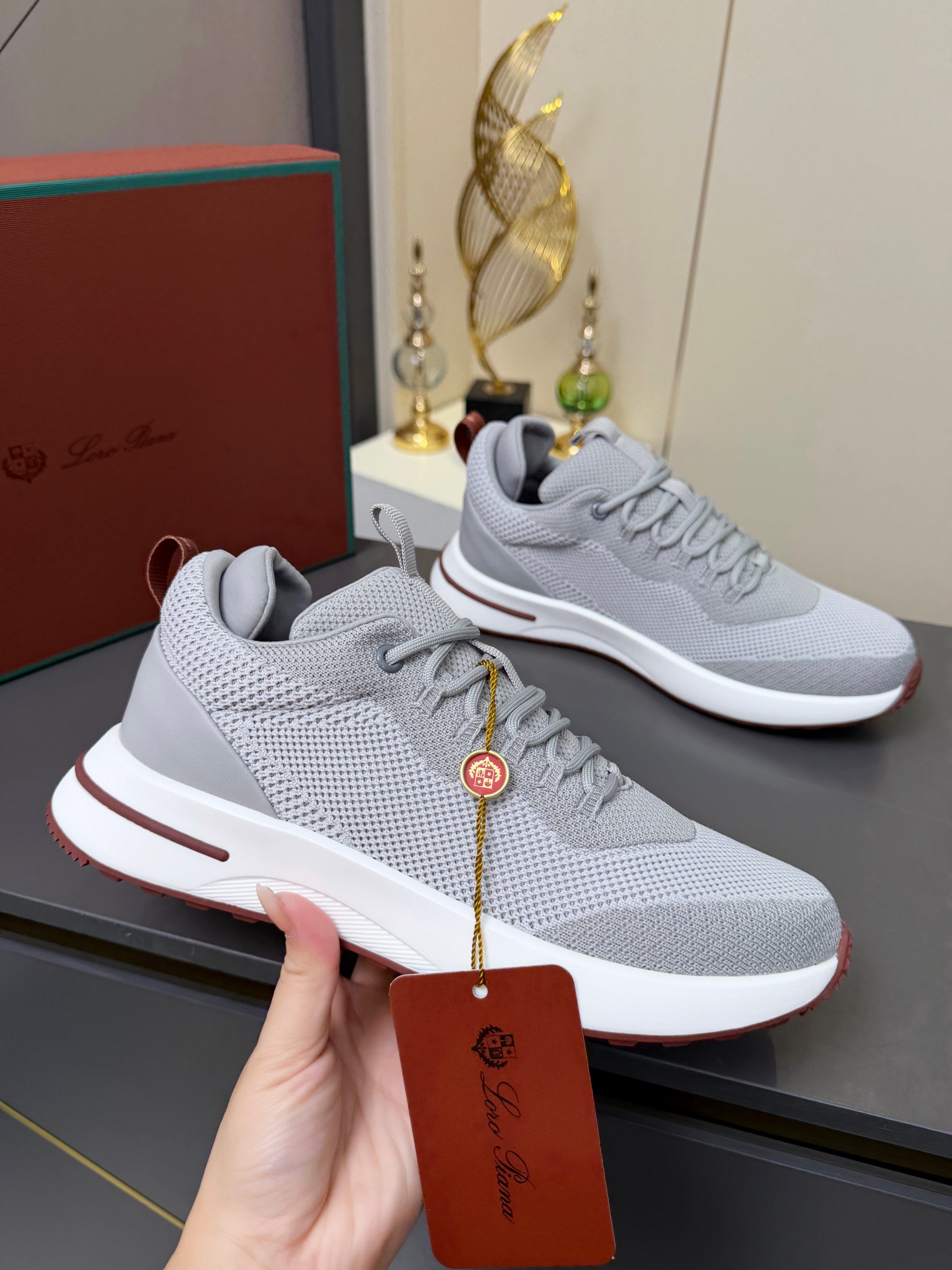 NO:929083,Purchasing agent level, high version Italian Loro Piana·Noyo Piana Tennis walk series LP casual sports shoes dad shoes original purchase development and production This new suede fly knit upper adopts an ultra-low-top design, suitable for wearing all year round. The hemmed sole creates a heightening, relaxed and charming color combination, harmoniously integrating functionality and low-key personality style to create an ideal shoe choice for urban wear. LP's styles are all those who have status in the world and want high quality.  Keeping a low profile and dressing for the upper class is the legendary endorsement that you get what you pay for!  Upper cowhide + special fly weave Lycra breathable lining + cowhide insole Original open-molded PU foam ultra-light outsole Original full packaging Size men's size 39--46, casual shoes/sports shoes, loro piana, loro piana, sneakers, cowhide19860909代购级,高版本 意大利Loro Piana·诺悠翩雅Tennis walk系列 LP休闲 运动鞋 老爹鞋 原版购入开发 做货 这款新款绒面飞织鞋面,采用超低帮设计,适合全年穿着包边鞋底营造增高轻松迷人的色彩组合,将功能性与低调个性风格和谐融合 打造都市着装的理想鞋履选择. LP的款式都是世界上有身份且希望高品质 保持低调做派的上层人士穿着,也就是传说中的一分钱一分货的代言！ 鞋面牛皮+特制飞织 内里莱卡透气内里+牛皮鞋垫 鞋底原版开模PU发泡超轻便大底 包装原版全套包装 码数男码 39--46,,休闲鞋/运动鞋,loro piana,loro piana,sneakers,cowhide,Women's Shoes
