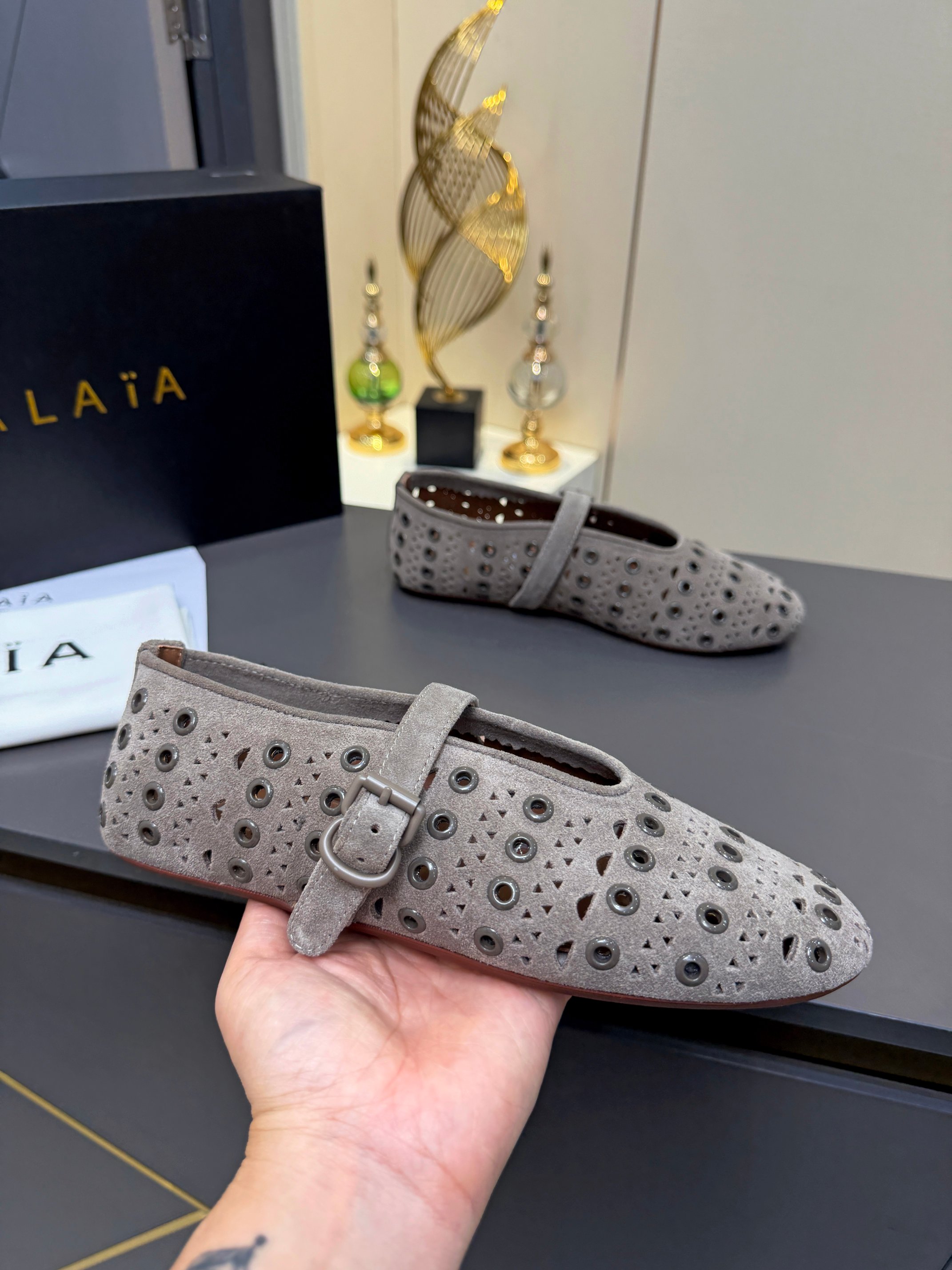 NO:930279,Alaia·Alaia's super popular flat-soled ballet rivets, eyelet punching and hollow sandals. Sweet and cool ballet style, a very popular ballet flats, romantic, charming, comfortable and versatile. Fabric: cowhide/eyelet punching, sheepskin lining + insole, outsole, original wear-resistant rubber sole, size 35--41 for women,  Packaging is shipped in ordinary boxes, original boxes are required,,alaia,sandals,flats,cowhide,sheepskin19860909Alaia·阿莱亚超火的一款平底芭蕾舞铆钉鸡眼冲孔镂空凉鞋平底单鞋 甜酷芭蕾风,人气超高超的一款芭蕾舞平底鞋,浪漫又迷人舒适百搭. 面料牛皮/鸡眼冲孔 内里羊皮内里+鞋垫 大底原版耐磨橡胶鞋底 码数35--41女, 包装普通盒出货,需要原盒,,alaia,sandals,flats,cowhide,sheepskin,Men's shoes
