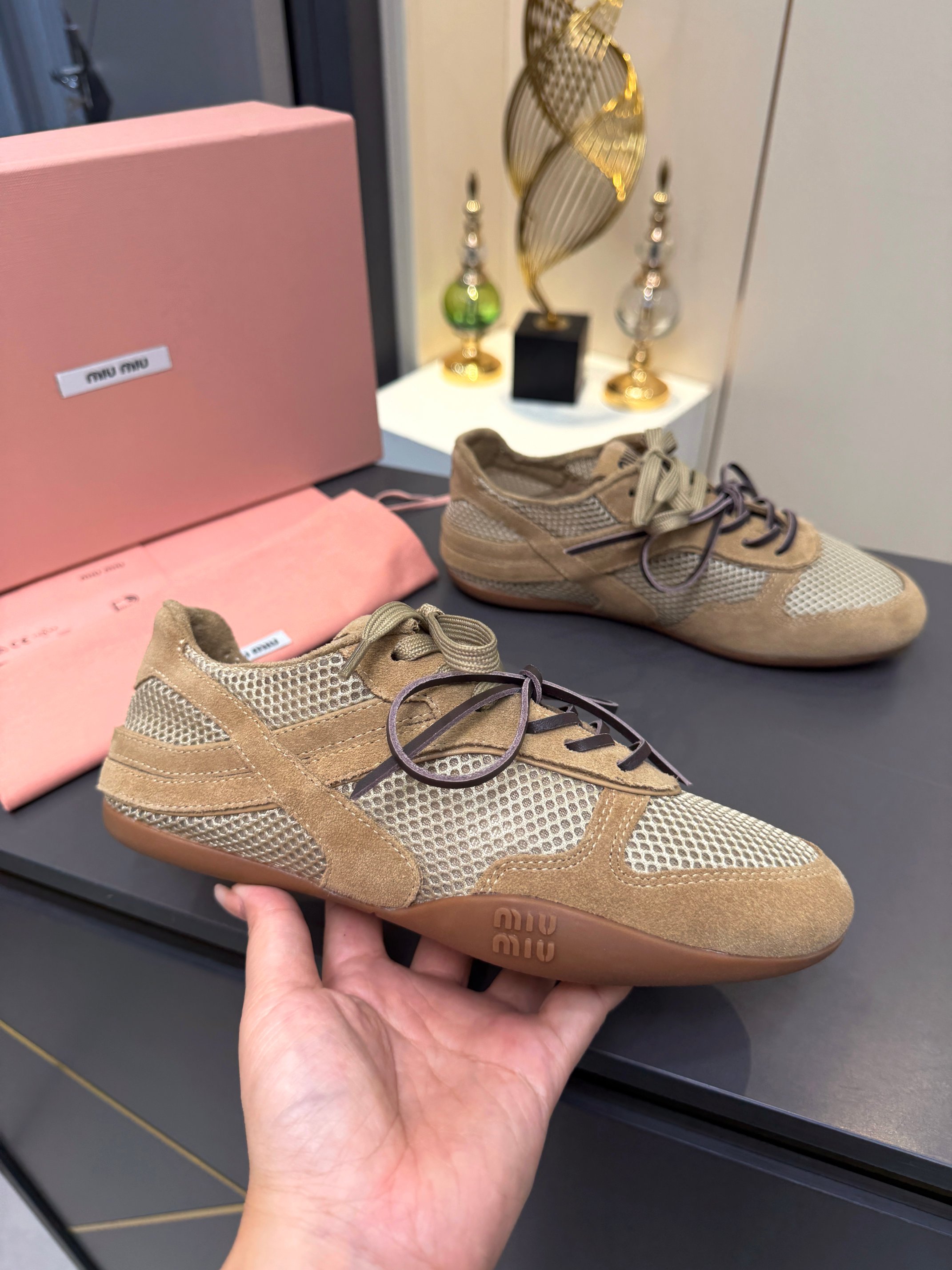 NO:929073,Miu Miu Fashion Week Miu Miu 2026 spring and summer series show casual sports mesh sandals. This season Miu Miu continues this style and launches an exclusive model. The overall shoe shape is simple and light + thin sole design. It collides with the concept of love at the moment and conveys modern style. It looks good no matter how you wear it. It is a favorite of fashionistas this summer, but it does not look very comfortable. It is super comfortable on the feet!  Fabric imported cow velvet stitching mesh, original lining, original molded outsole, women's size 35--40,, casual shoes/sports shoes, miumiu, sandals, sneakers19860909miumiu·缪缪时装周Miu Miu2026春夏系列秀场休闲运动网纱面凉鞋,本季Miu Miu延续了该风格推出了专属款,整体鞋型线条简约＋轻薄鞋底设计,与此刻挚爱的概念,多元对撞,传达现代风格~怎么穿都好看今夏时髦精最爱,看起来不怎么舒服 上脚超级舒服！ 面料进口牛绒拼接网纱 内里原版内里 大底原版开模大底 码数女码 35--40,,休闲鞋/运动鞋,miumiu,sandals,sneakers,Women's Shoes