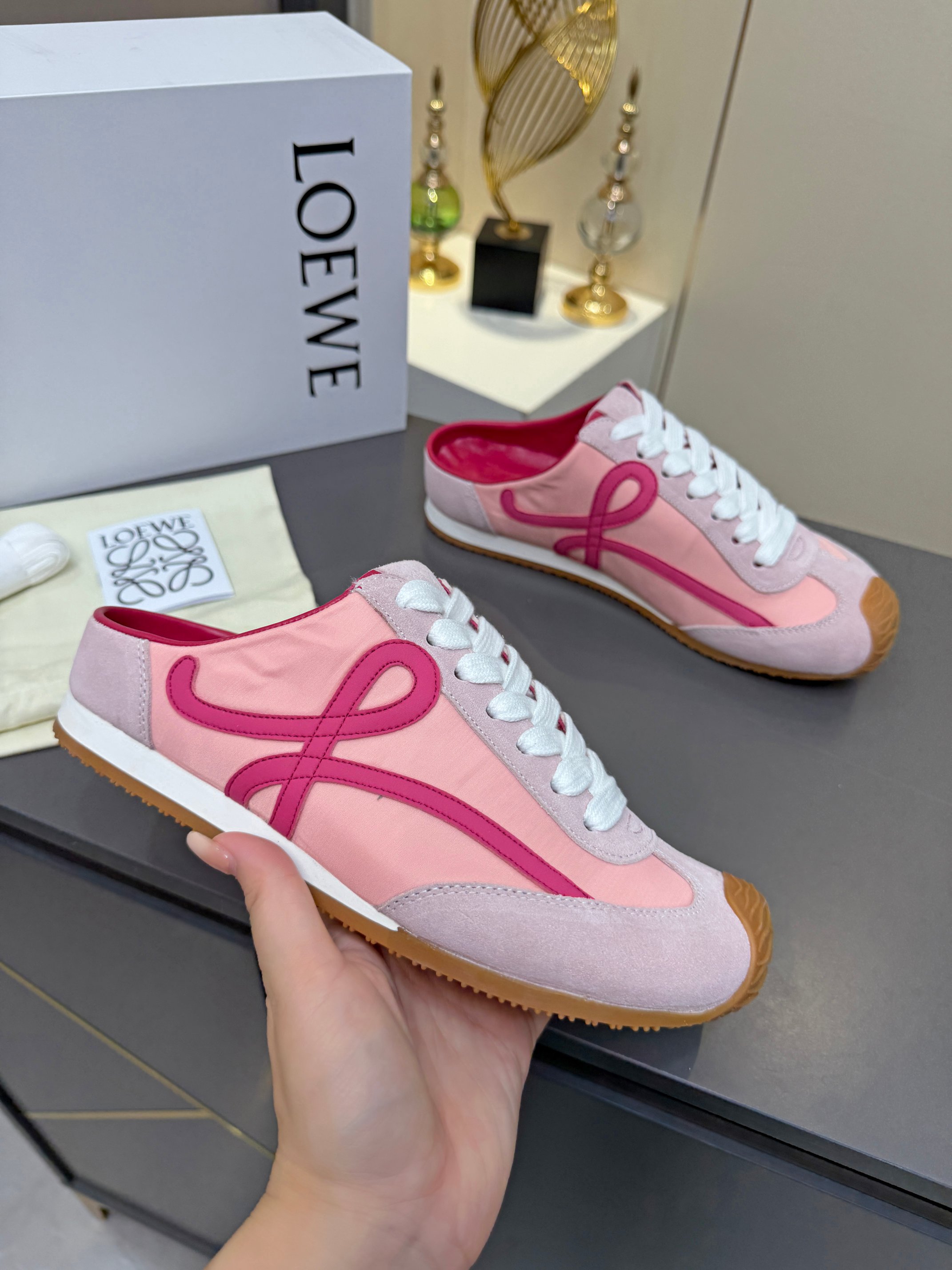 NO:886506,Loewe · LOEWE second generation Ballet Runner upgrade 2.0 gives some shock to the football world, early spring 2026 Ballet Runner 2.0 ballet sneakers, Forrest shoes, moral training shoes, couple sneakers, half-slip sandals, asymmetric toe shape, as the iconic design of LOEWE's original BALLET RUNNER2.0, super soft, light and flexible sole, new wave texture rubber outsole, extending to the toe  The upgraded soft leather lining and footbed provide maximum comfort. The 3D injection molded rubber LOEWE logo on the heel, combined with the upgraded sole, gives this shoe a retro and elegant interpretation, and incorporates modernity and LOEWE's unique style!  Fabric nylon/cow velvet/cow leather, soft sheepskin lining/sheepskin insole, original open-molded wear-resistant outsole, women's size 35--40, half drag, please note if you need buttons, please add 10 for buttons, loewe, loewe, sandals, sneakers, cowhide, sheepskin19860909罗意威·LOEWE二代Ballet Runner升级2.0给足界一些震撼,2026早春Ballet Runner 2.0芭蕾运动鞋阿甘鞋德训鞋情侣运动鞋半拖凉鞋 不对称鞋头造型,作为LOEWE原版BALLET RUNNER2.0罗意威的标志性设计,超柔软、轻便且灵活的鞋底 新的波浪纹理橡胶外底,延伸至鞋头 升级的柔软皮革内衬和鞋床,提供最大舒适感 后跟有3D注塑橡胶LOEWE徽标基础上,搭配升级的鞋底,赋予这款鞋复古优雅的诠释,并融入了现代感和LOEWE罗意威独特的风格！ 面料尼龙/牛绒/牛皮 内里柔软羊皮里/羊皮鞋垫 大底原版开模耐磨大底 码数女码 35--40,半拖 需要扣子请备注扣子另加10,,loewe,loewe,sandals,sneakers,cowhide,sheepskin,Men's shoes