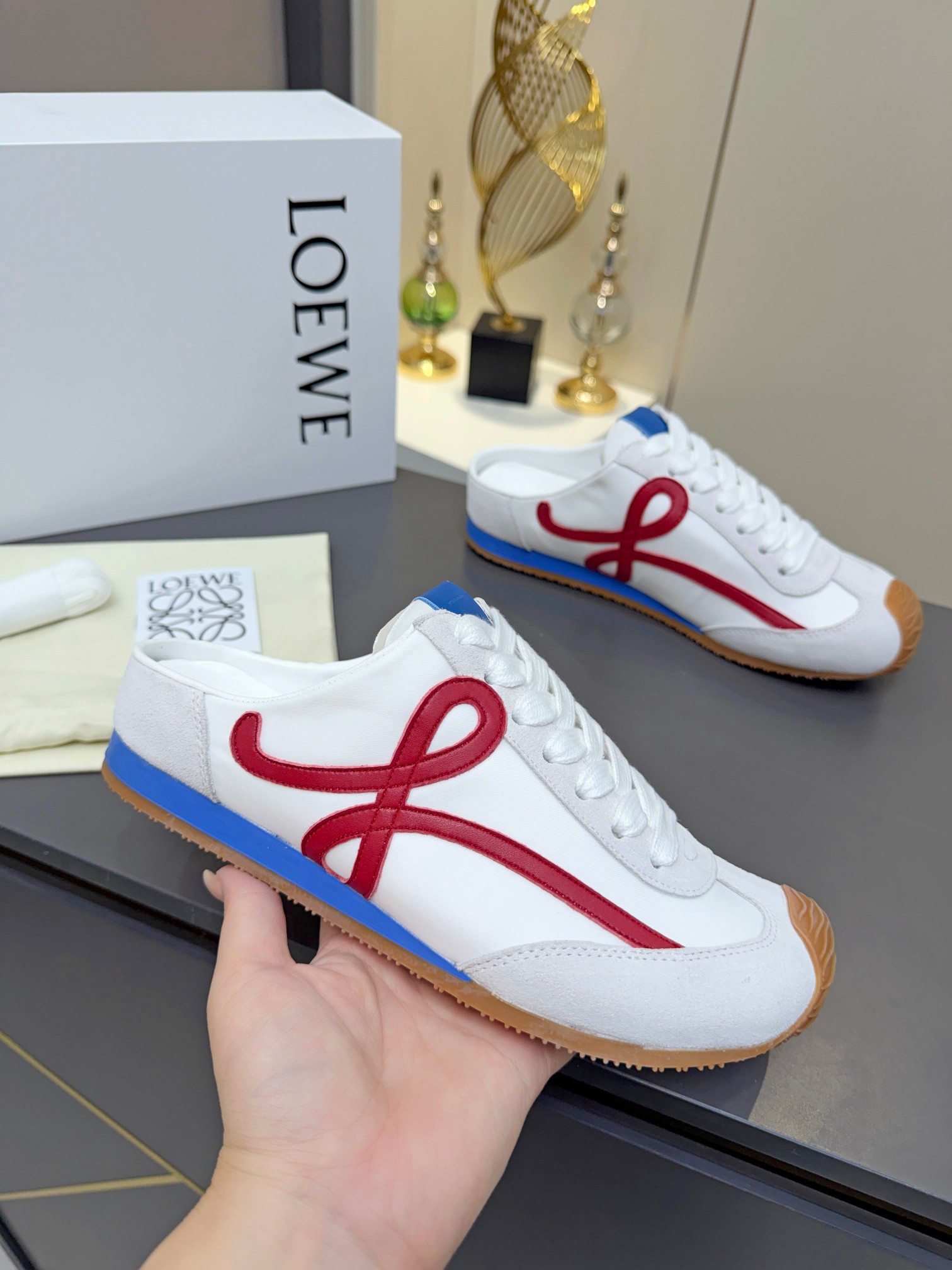 NO:886497,Loewe · LOEWE second generation Ballet Runner upgrade 2.0 gives some shock to the football world, early spring 2026 Ballet Runner 2.0 ballet sneakers, Forrest shoes, moral training shoes, couple sneakers, half-slip sandals, asymmetric toe shape, as the iconic design of LOEWE's original BALLET RUNNER2.0, super soft, light and flexible sole, new wave texture rubber outsole, extending to the toe  The upgraded soft leather lining and footbed provide maximum comfort. The 3D injection molded rubber LOEWE logo on the heel, combined with the upgraded sole, gives this shoe a retro and elegant interpretation, and incorporates modernity and LOEWE's unique style!  Fabric nylon/cow hair/cow leather, soft sheepskin lining/sheepskin insole, original open molded wear-resistant outsole, women's size 35--40, half drag, men's size 39--45, half drag, if you need buttons, please note the button plus 10,, loewe, loewe, sandals, sneakers, cowhide, sheepskin19860909罗意威·LOEWE二代Ballet Runner升级2.0给足界一些震撼,2026早春Ballet Runner 2.0芭蕾运动鞋阿甘鞋德训鞋情侣运动鞋半拖凉鞋 不对称鞋头造型,作为LOEWE原版BALLET RUNNER2.0罗意威的标志性设计,超柔软、轻便且灵活的鞋底 新的波浪纹理橡胶外底,延伸至鞋头 升级的柔软皮革内衬和鞋床,提供最大舒适感 后跟有3D注塑橡胶LOEWE徽标基础上,搭配升级的鞋底,赋予这款鞋复古优雅的诠释,并融入了现代感和LOEWE罗意威独特的风格！ 面料尼龙/牛绒/牛皮 内里柔软羊皮里/羊皮鞋垫 大底原版开模耐磨大底 码数女码 35--40,半拖 码数男码 39--45,半拖 需要扣子请备注扣子另加10,,loewe,loewe,sandals,sneakers,cowhide,sheepskin,Men's shoes