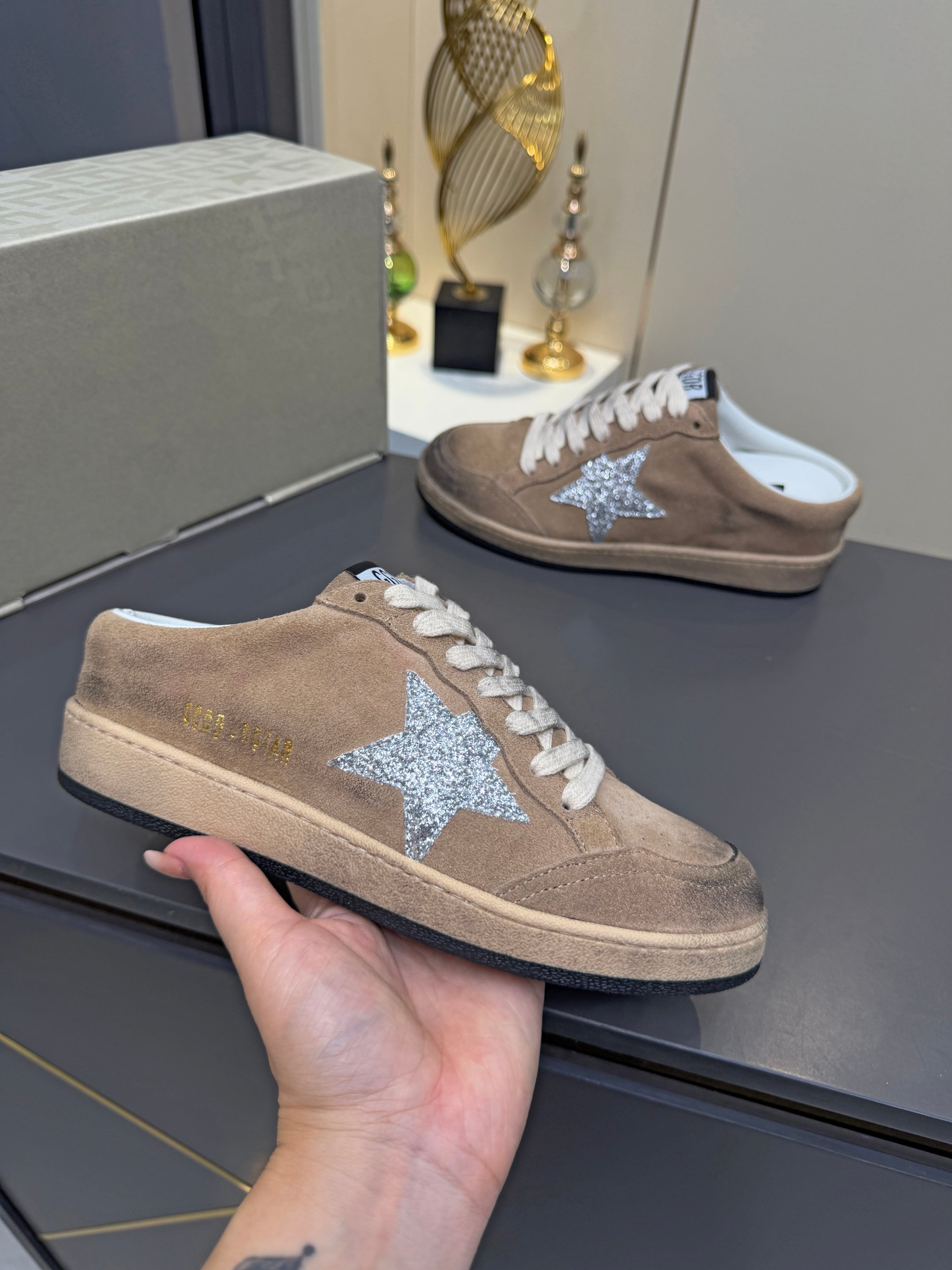 NO:929132,Golden Goose GGDB all-match casual shoes, two-tone soles and old dirty shoes with stars, pursue the 'perfect imperfection' brand's iconic Lived-in traces of time, old processing and unique star elements. They are the perfect combination of Italian handcraftsmanship and classic appearance. They are not only easy to wear and highly recognizable, but also express a true and free attitude. They do not deliberately pursue spotlessness, but the traces of casualness are more comfortable and comfortable!  Fabric imported first-layer cowhide, lining sheepskin spliced ​​with towel lining, outsole 1:1 molded TPU outsole, insole 3cm higher, movable latex cowhide insole, size female, 35--40, casual shoes/sports shoes, sneakers, cowhide, sheepskin19860909Golden Goose GGDB百搭休闲鞋双色底星星作旧小脏鞋追求“完美的不完美”品牌标志性的Lived-in 岁月留痕,做旧处理和独特的星星元素,是意大利手作工艺与经典外观的完美结合,不仅好穿辨识度高,表达了一种真实自由的态度,不刻意去追求一尘不染,随性不羁的痕迹反而更舒适自在！ 面料进口头层牛皮 内里羊皮拼接毛巾里 大底1:1开模TPU大底 鞋垫内增高3cm活动乳胶牛皮鞋垫 码数女码 35--40,,休闲鞋/运动鞋,sneakers,cowhide,sheepskin,Women's Shoes